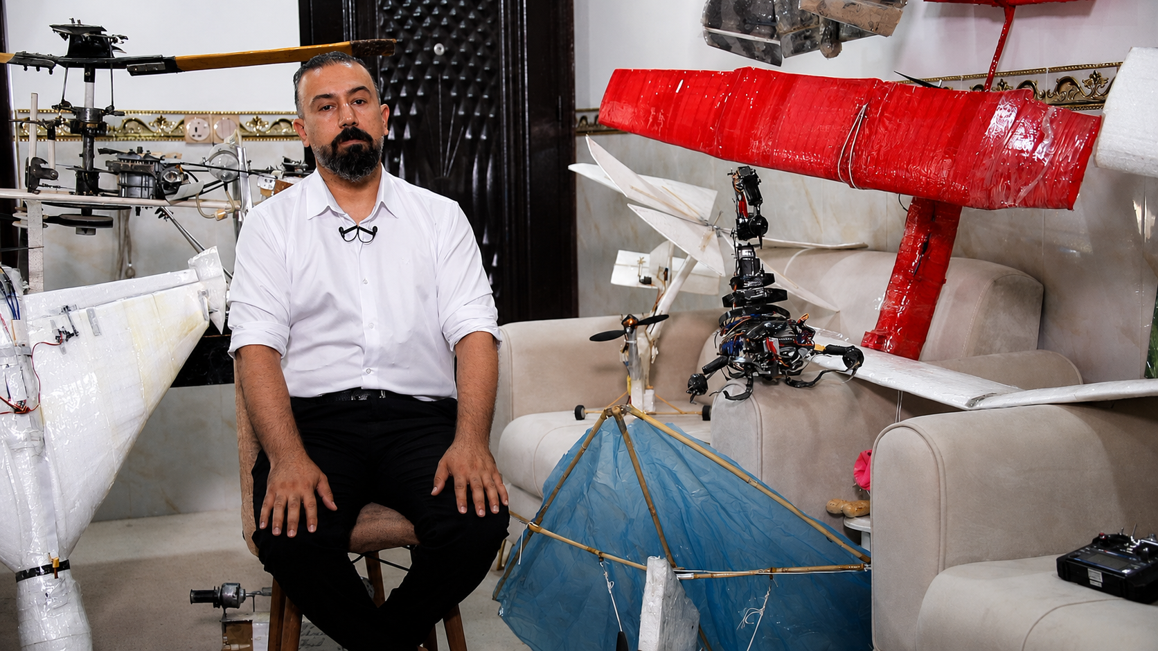 خەونی مامۆستایەکی کفری؛ دەیەوێت بە هێلیکۆپتەری دەستکردی خۆی بچێتە سەرکار