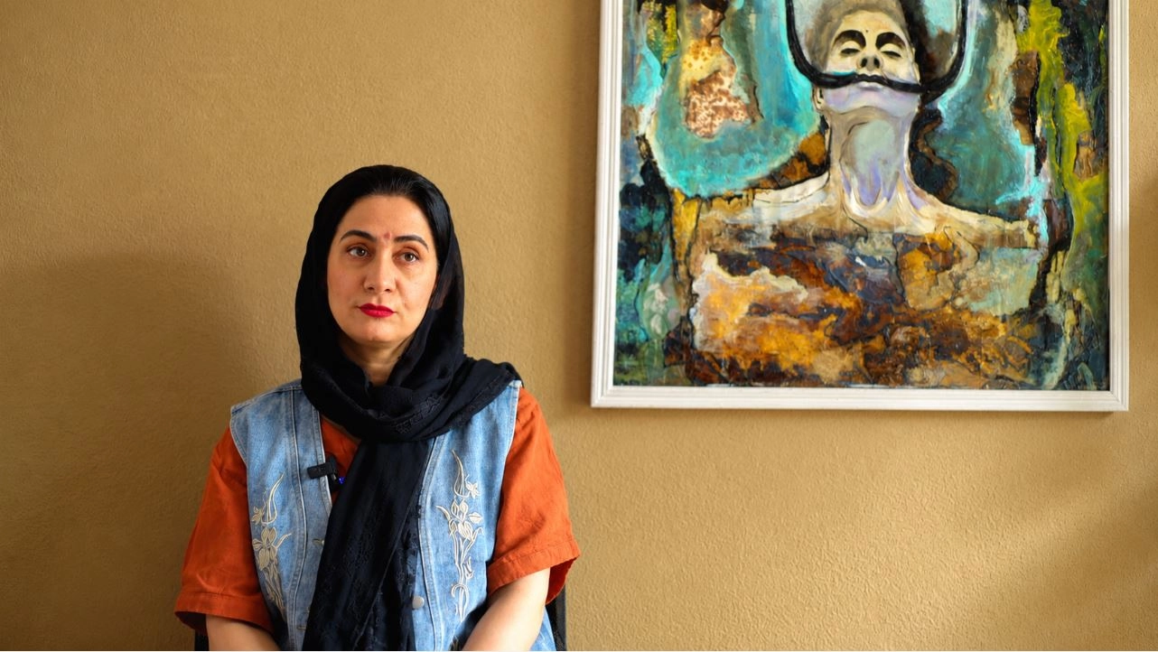 شیرین مەحموودی؛ 10 ساڵە لە بانە ژنان فێری وێنەکێشان دەکات