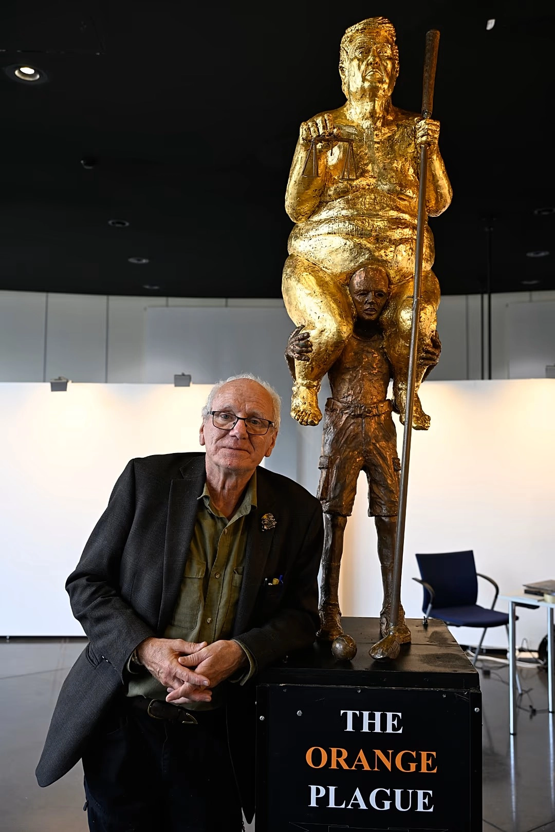 Jens Galschiøt, Strazburg'da “The Orange Plague” adlı heykelinin yanında - 7 Ekim 2026 AP Photo
