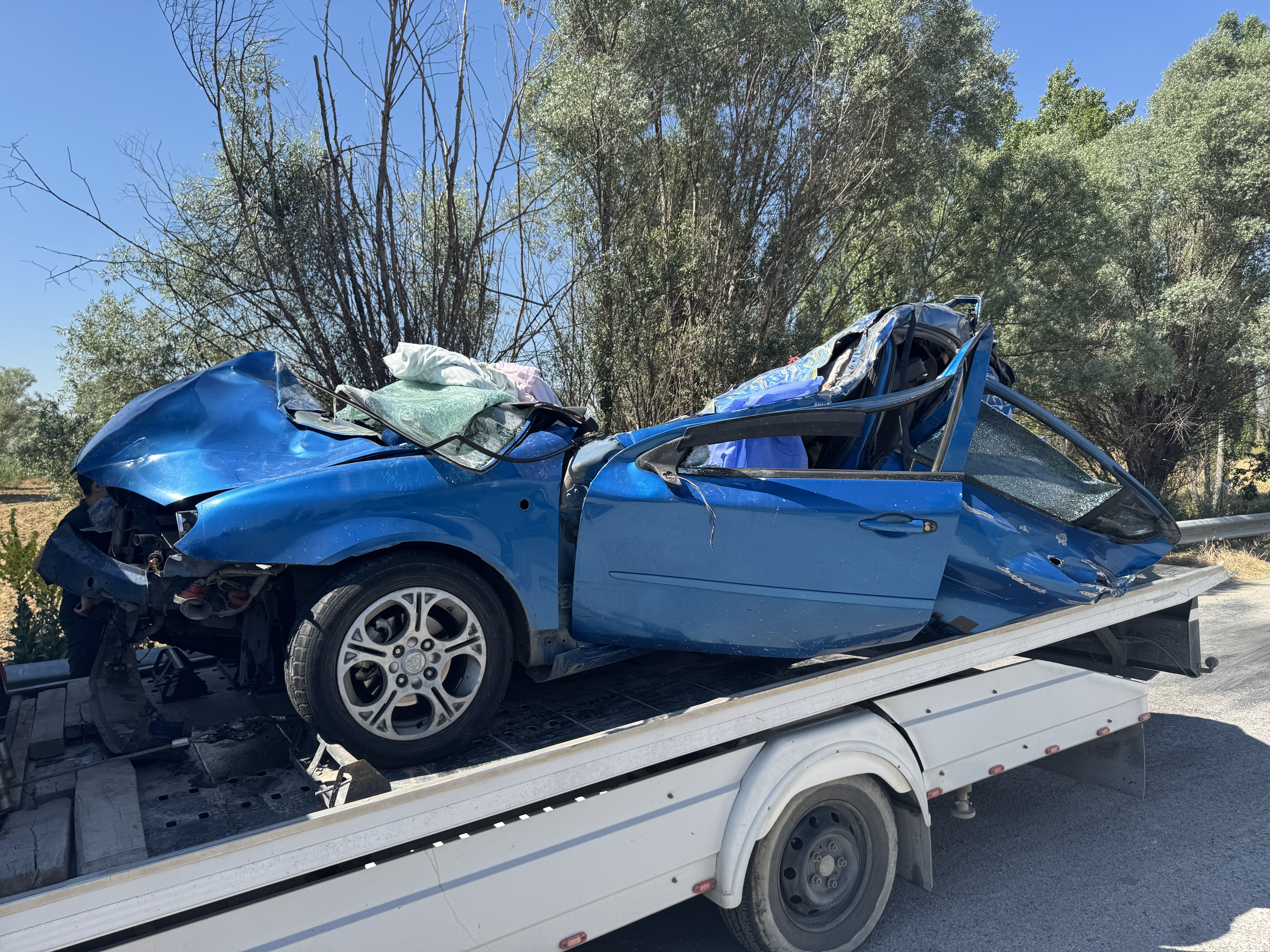 Afyonkarahisar'ın Sinanpaşa ilçesinde bariyerlere çarpan otomobildeki çift ile 8 aylık bebekleri hayatını kaybetti. / Foto: AA