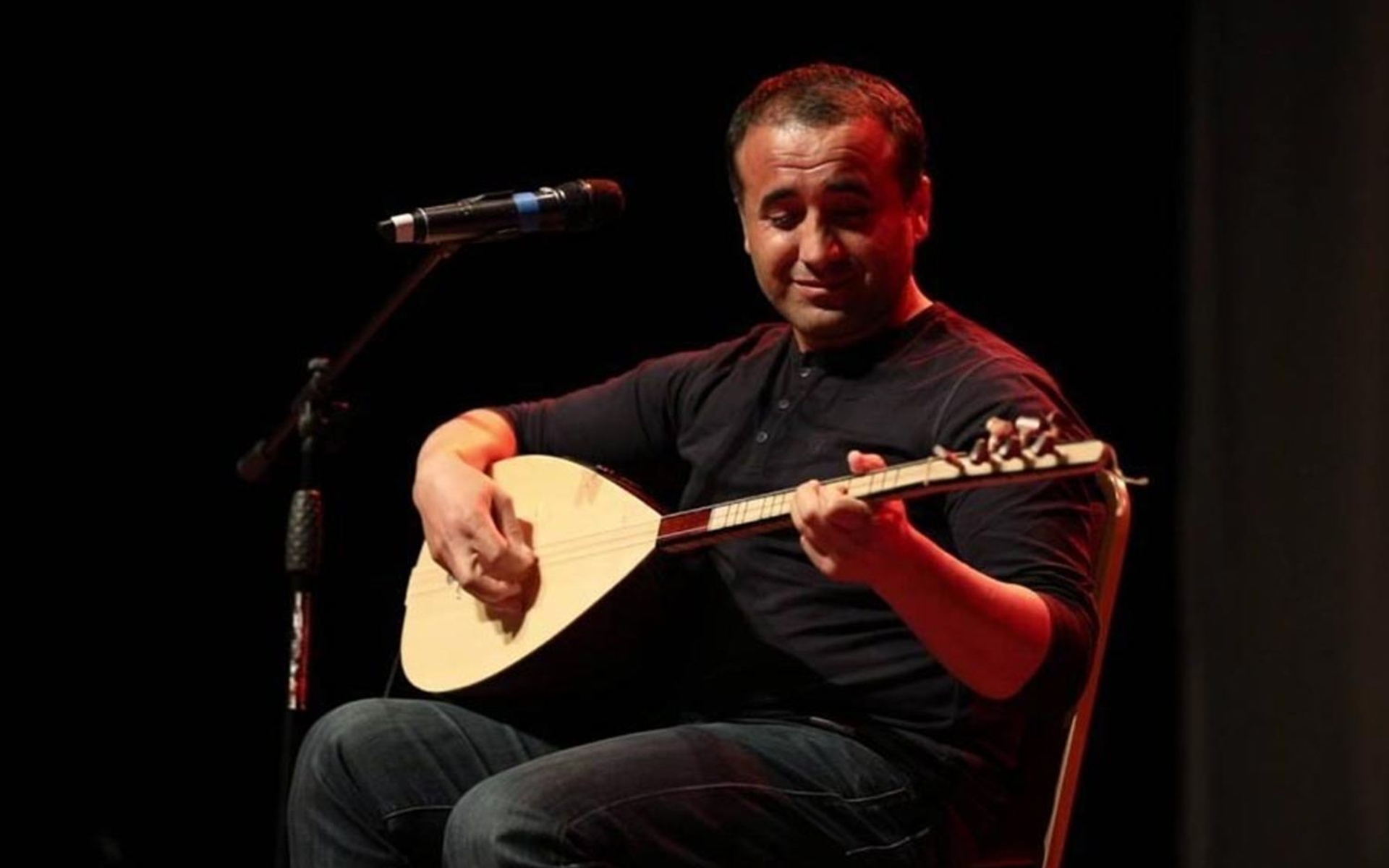 Mem Ararat’tan dikkat çeken çıkış: Kimsenin kölesi değilim, benim tek silahım sözüm ve sazımdır