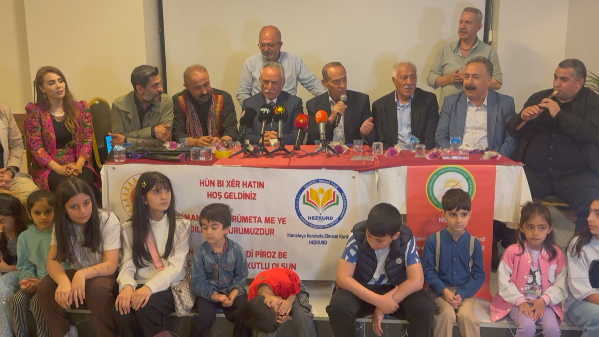 Dengbêj û zarokan li Stenbolê Cejna Zimanê Kurdî pîroz kir
