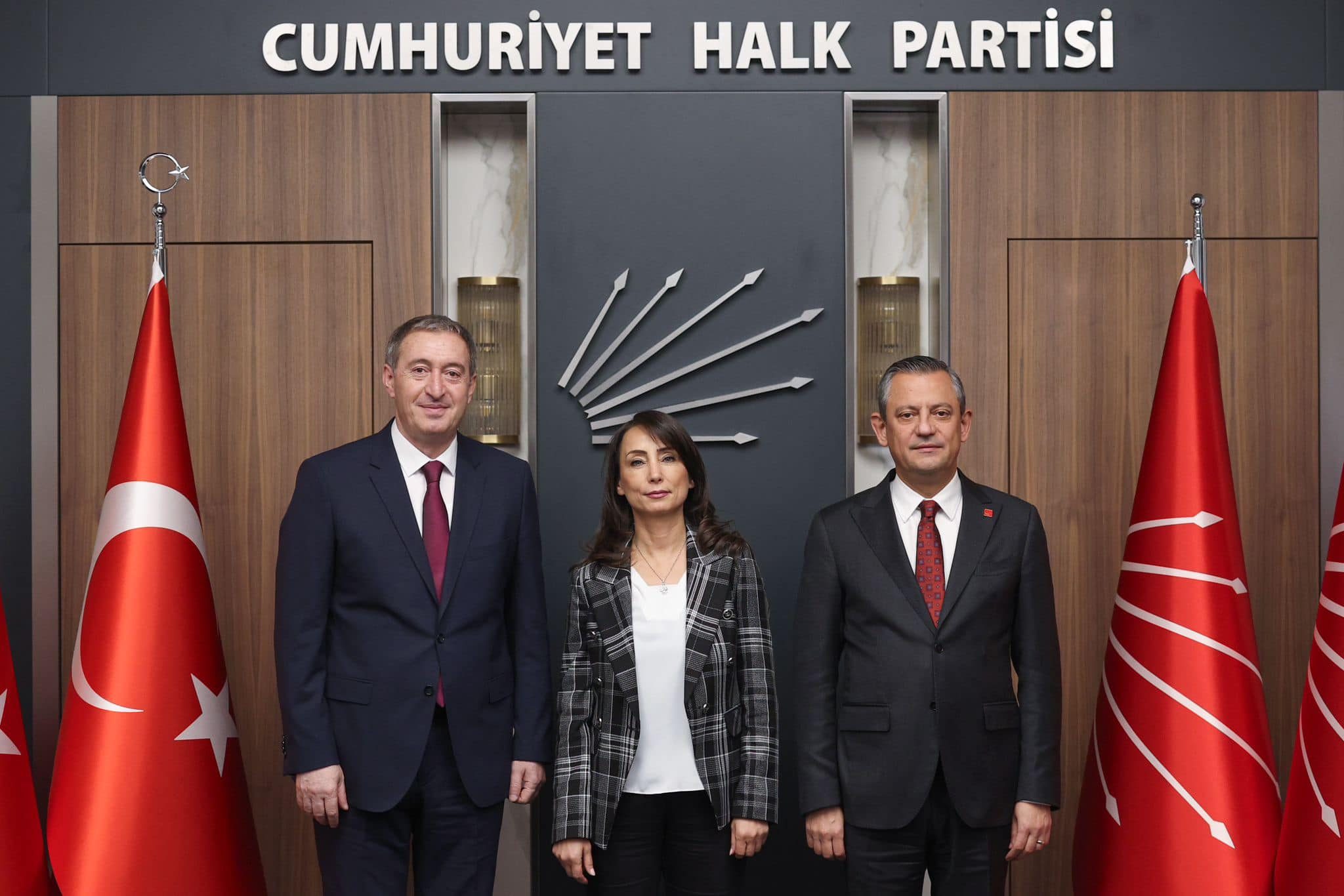 DEM Parti: Polisin CHP Genel Merkezi’ne zorla girmesini kabul etmiyoruz