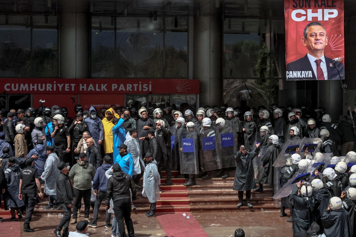Turkish police remove main opposition members from party HQ