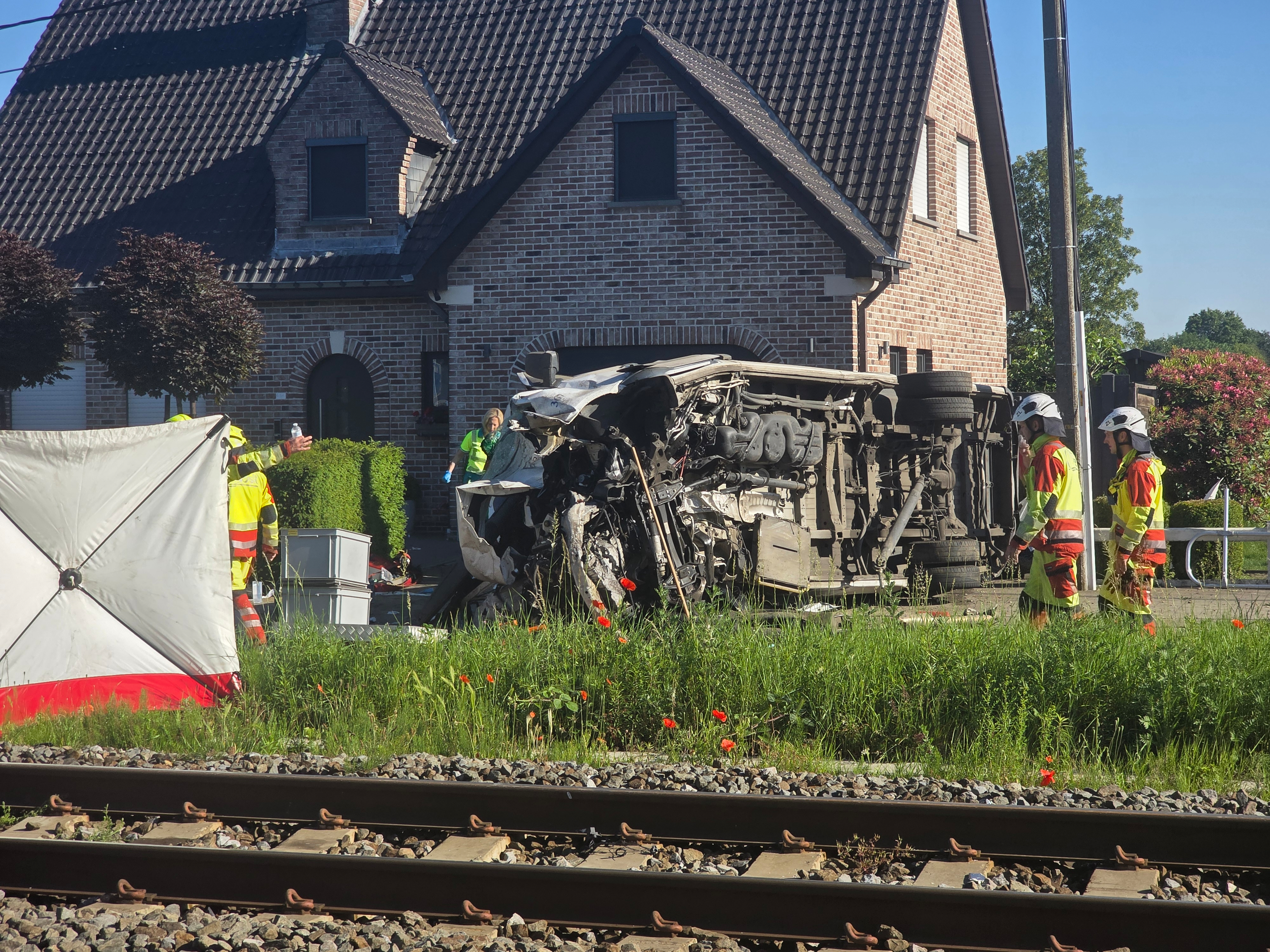 Belçika'da tren okul servisine çarptı: 2'si çocuk 4 kişi hayatını kaybetti
