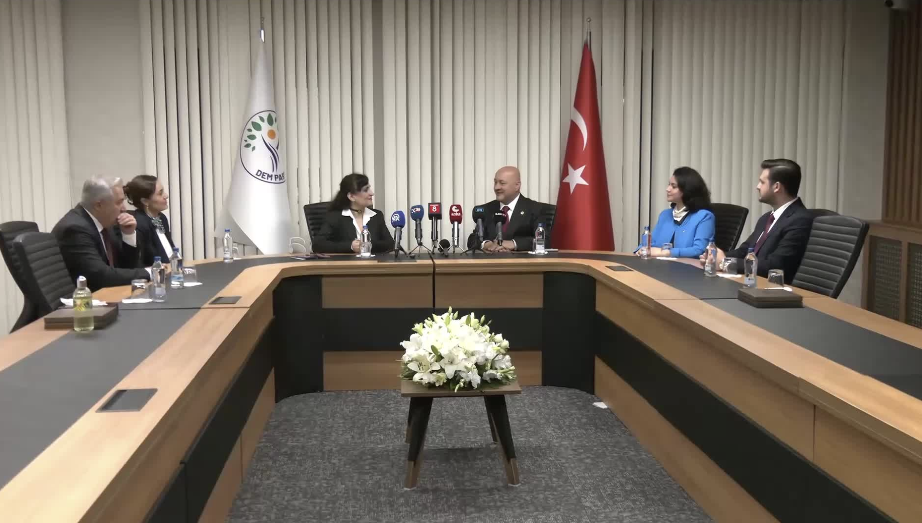 AK Parti ile DEM Parti'nin bayramlaşma ziyaretinde barış süreci gündeme geldi
▪️Resul Kurt: Süreç devam ediyor
▪️Hatice Betül Çelebi: Halkın beklediği adımlar bir an önce atılmalı