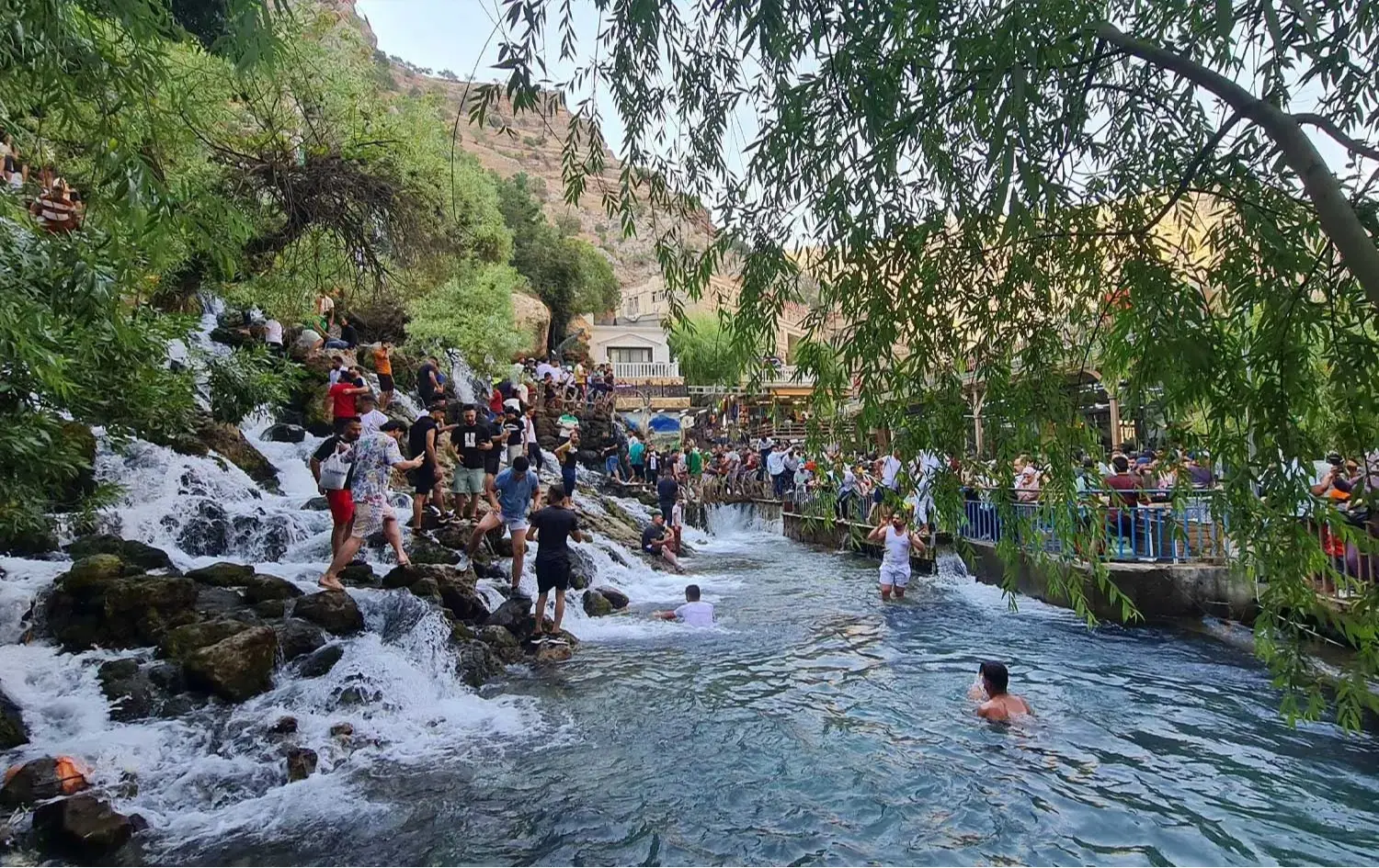 "الفنادق ممتلئة".. عشرات الآلاف من السياح يتوافدون إلى إقليم كوردستان