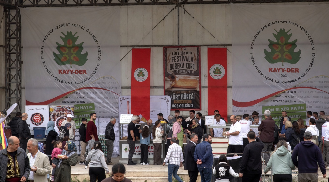 İstanbul’da 9. Kürt Böreği Festivali: Hem lezzet hem tarih bir arada

İstanbul Pendik’te düzenlenen 9. Kürt Böreği Festivali, yüzlerce kişiyi bir araya getirdi