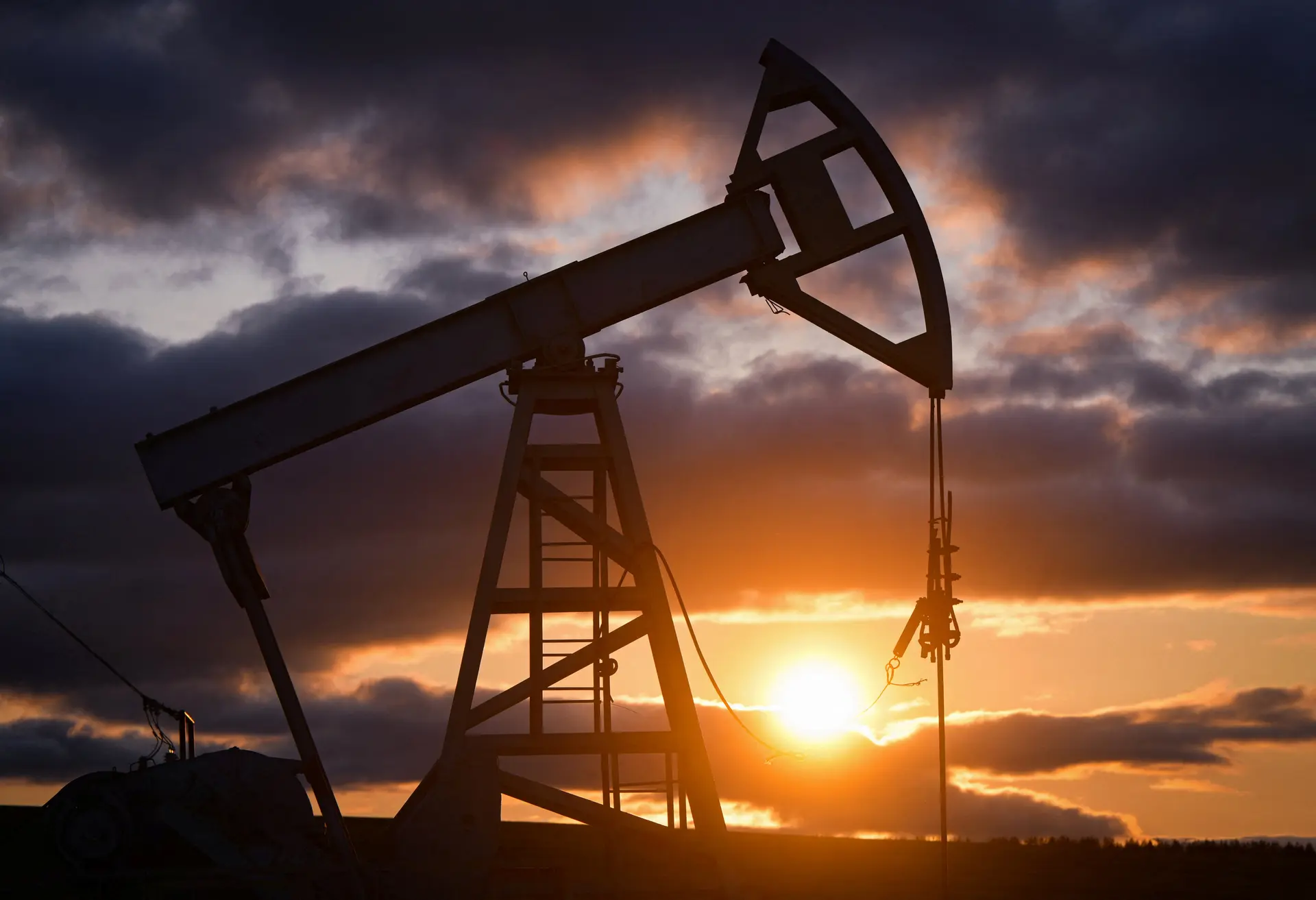 ABD ile İran arasında Hürmüz Boğazı’nın yeniden trafiğe açılmasına yönelik bir anlaşma sağlanabileceği umudu, petrol piyasalarında sert düşüşe yol açtı.