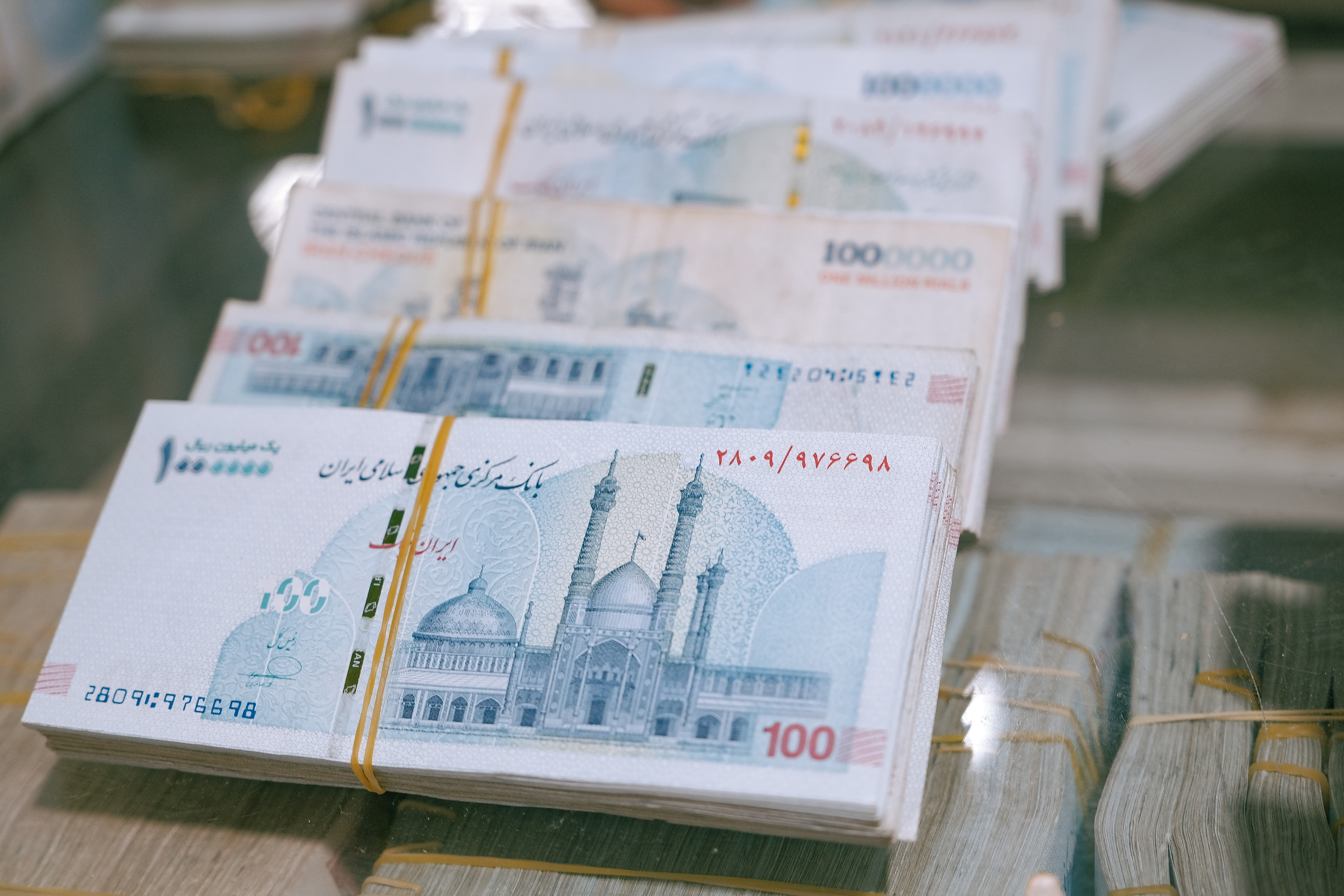 لە چین تاوەکو قەتەر: پارە بلۆککراوەکانی ئێران لە کوێ هەڵگیراون؟