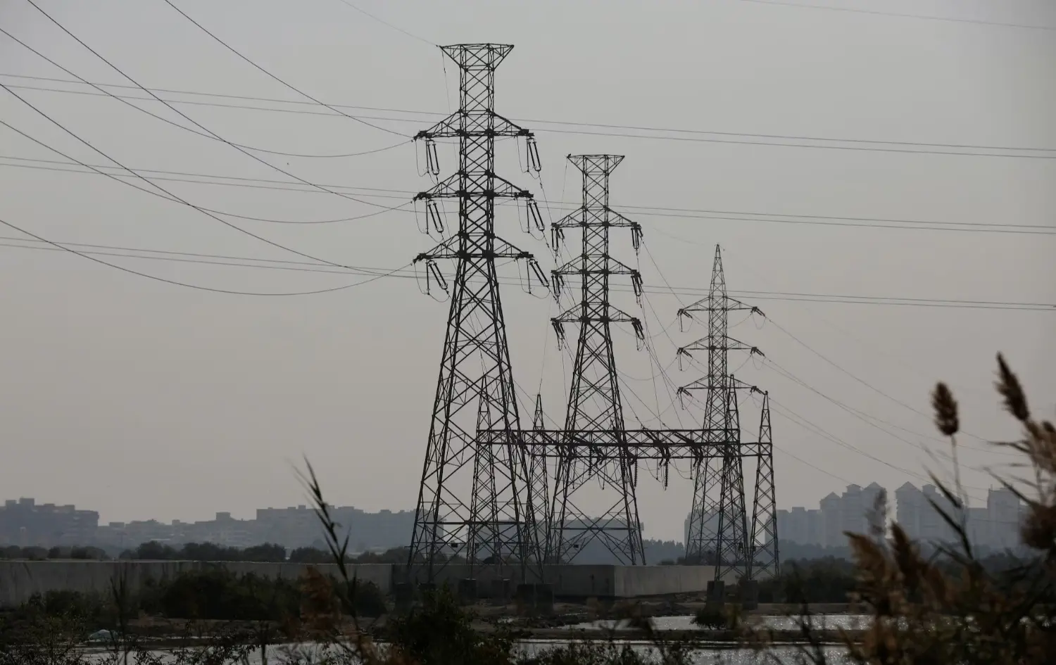 İran: Ermenistan ve Türkmenistan'dan elektrik ithal ediyoruz