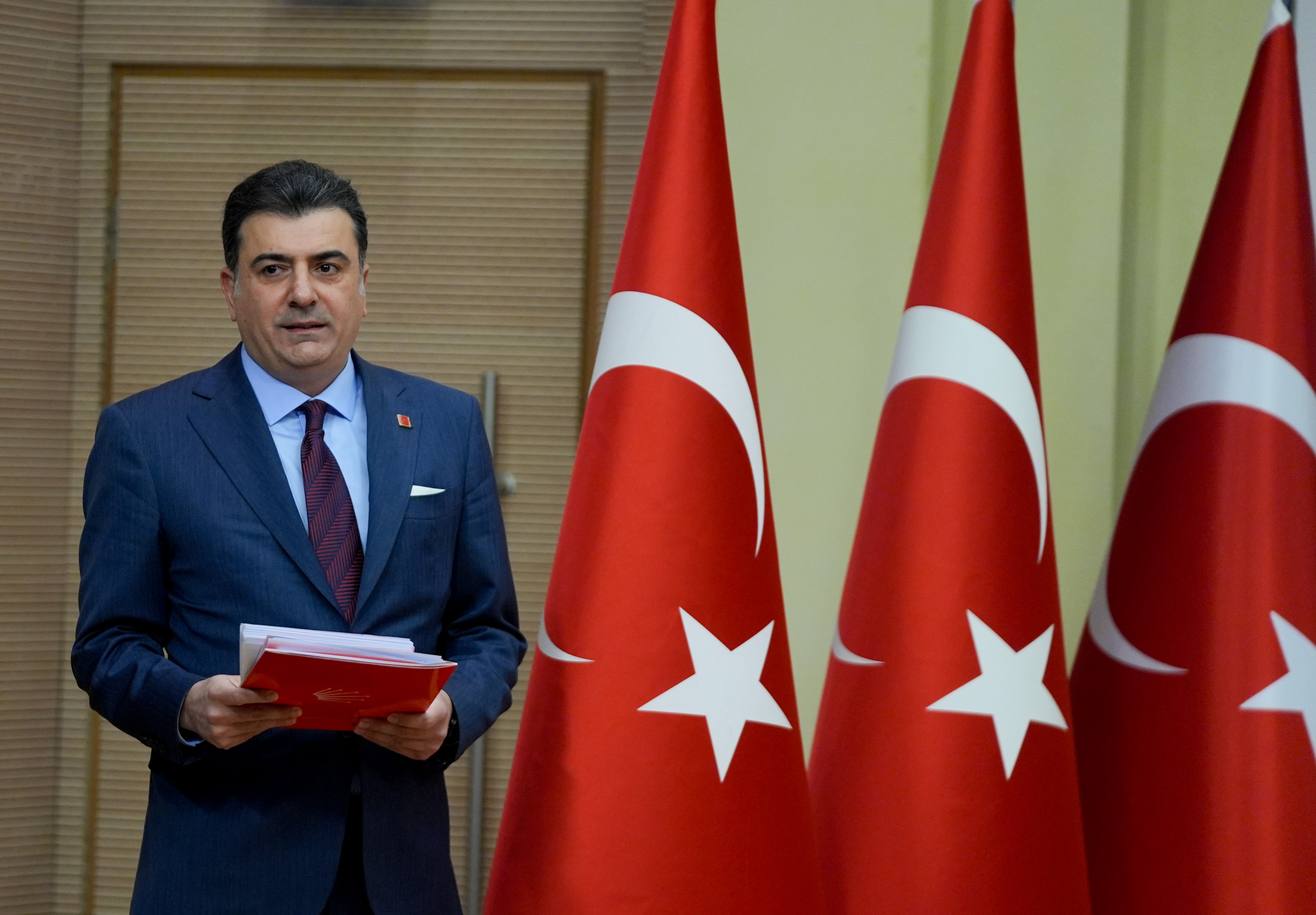 CHP’li Zeynel Emre: CHP temmuz ayına kadar kurultay yapmazsa kanunen seçime giremez