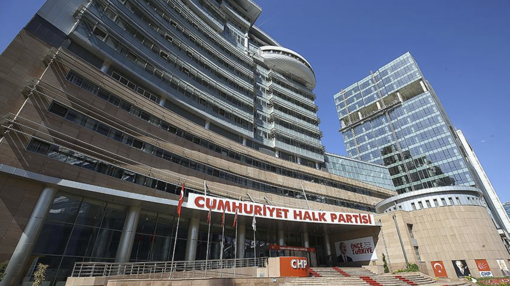 CHP'nin resmi internet sitesinde dikkat çeken değişiklik
☑️PM ve MYK üyelerinin isimleri kaldırıldı 
☑️Kadın ve gençlik kolları başkanlarının isimleri de artık sitede yer almıyor
☑️Gelişme, mahkemenin kurultay kararının ardından yaşanan süreçte geldi