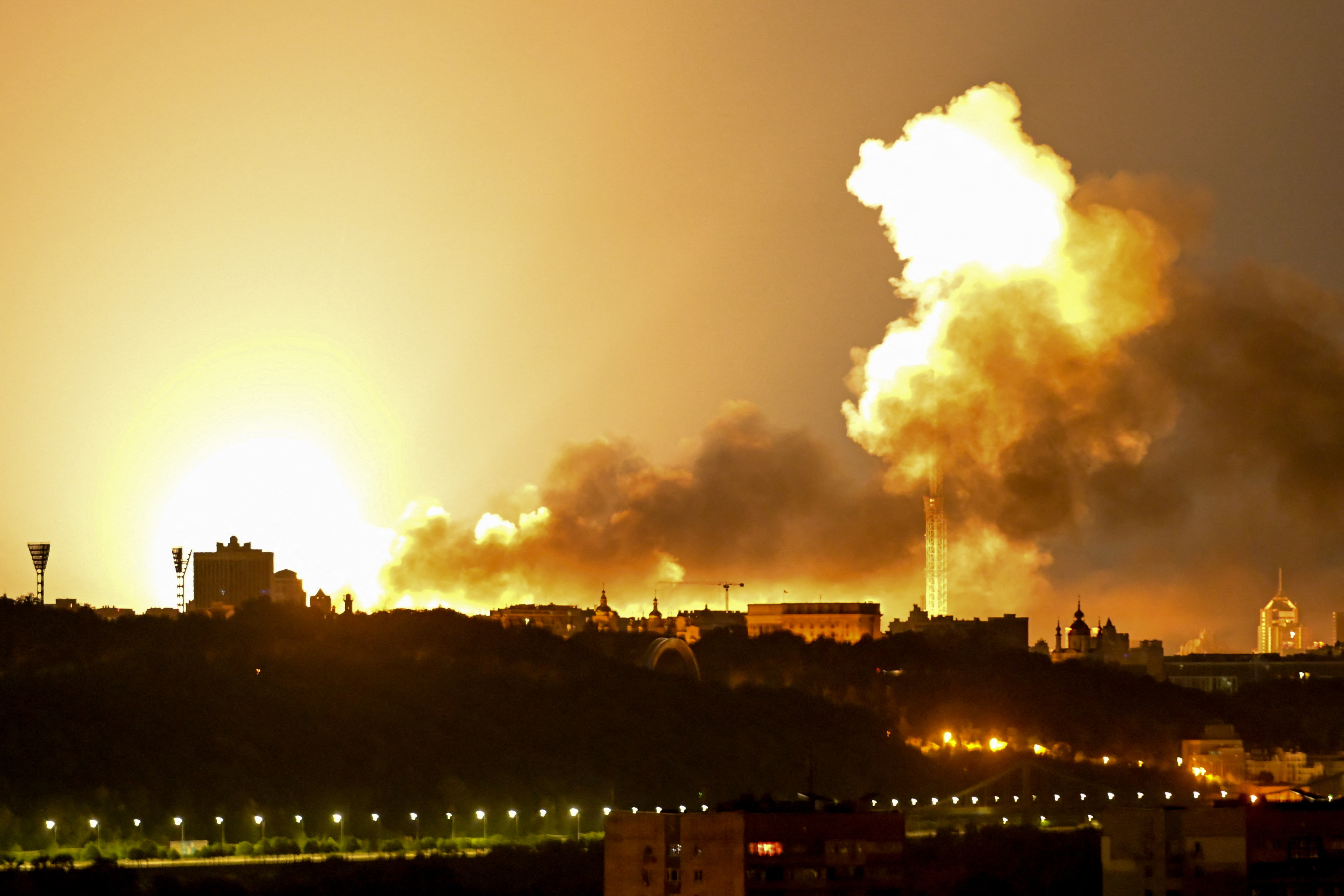 Rusya'dan Ukrayna'nın başkenti Kiev'e yoğun bombardıman