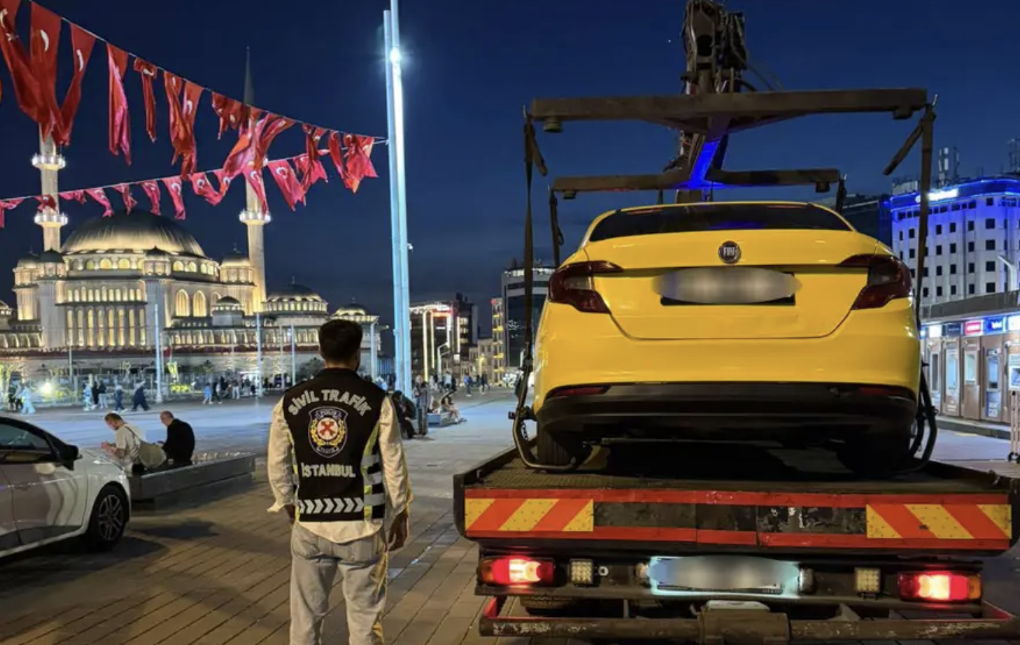 ABD'li fenomeni dolandırdığı iddia edilen taksiciye ağır yaptırım:

Para cezası kesildi, ehliyetine el konuldu, araç trafikten men edildi
