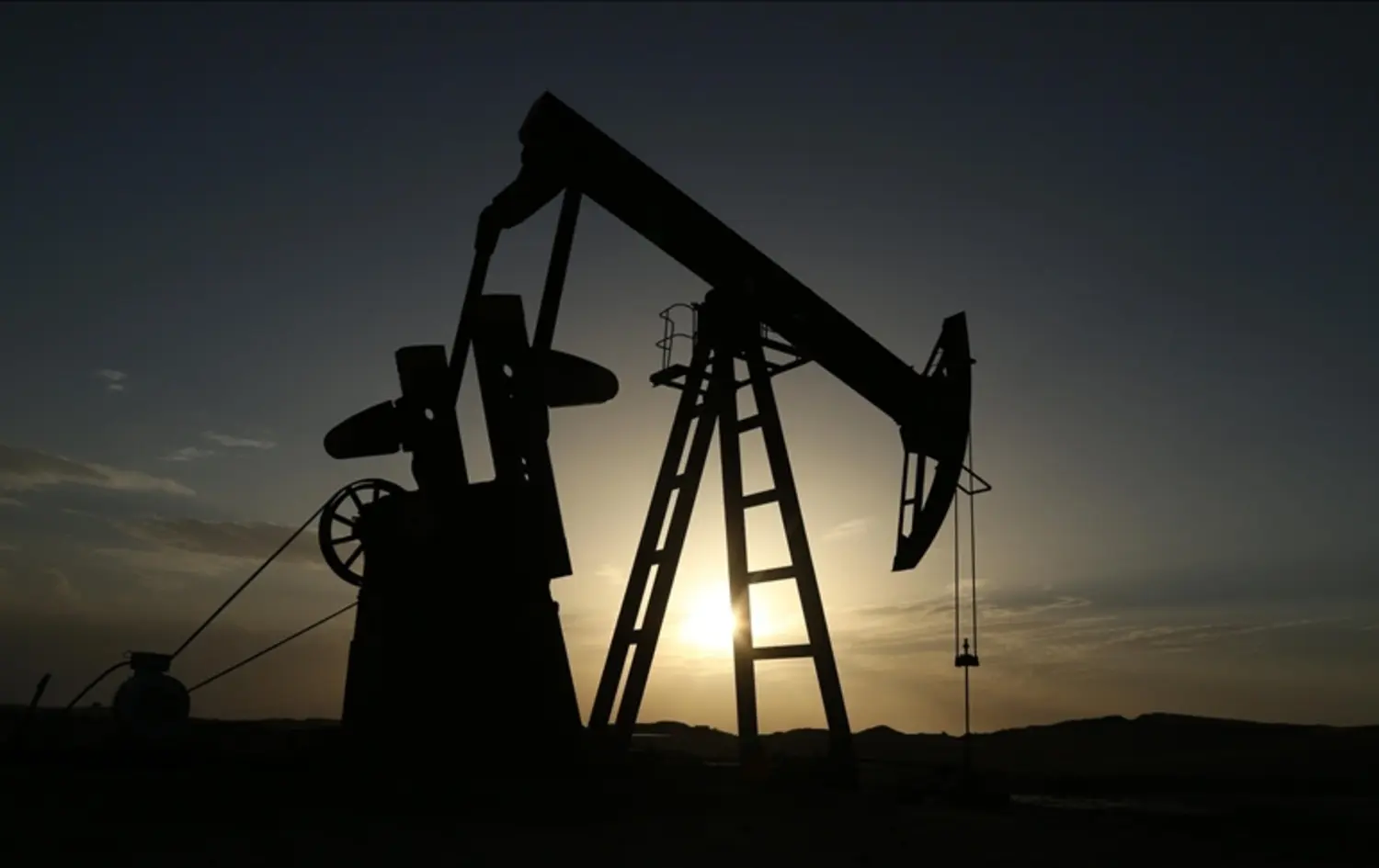 Aloziya Îran û Amerîkayê petrol biha kir