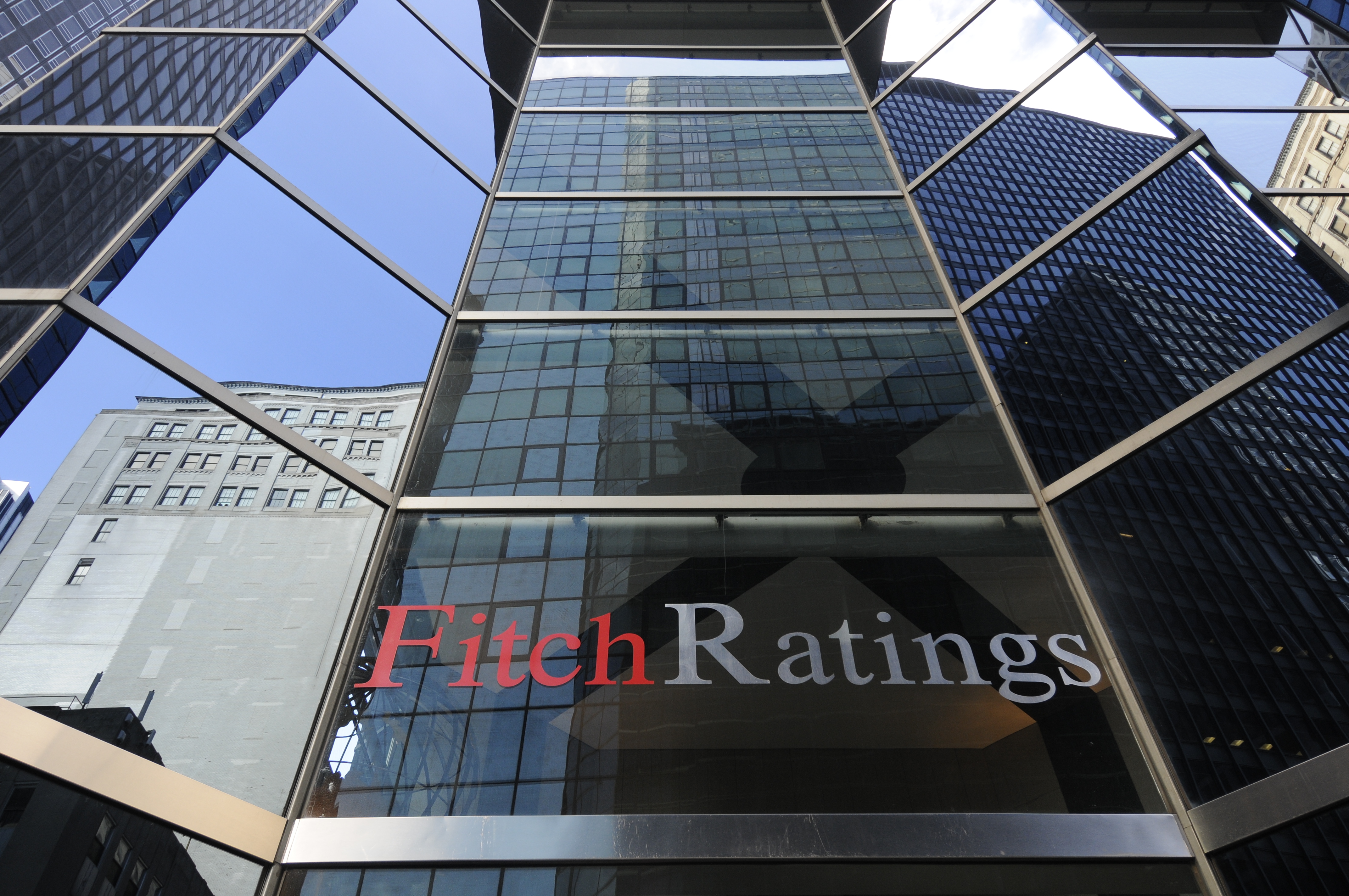 Petrol krizi küresel büyümeyi frenliyor: Fitch, büyüme tahminini aşağı çekti