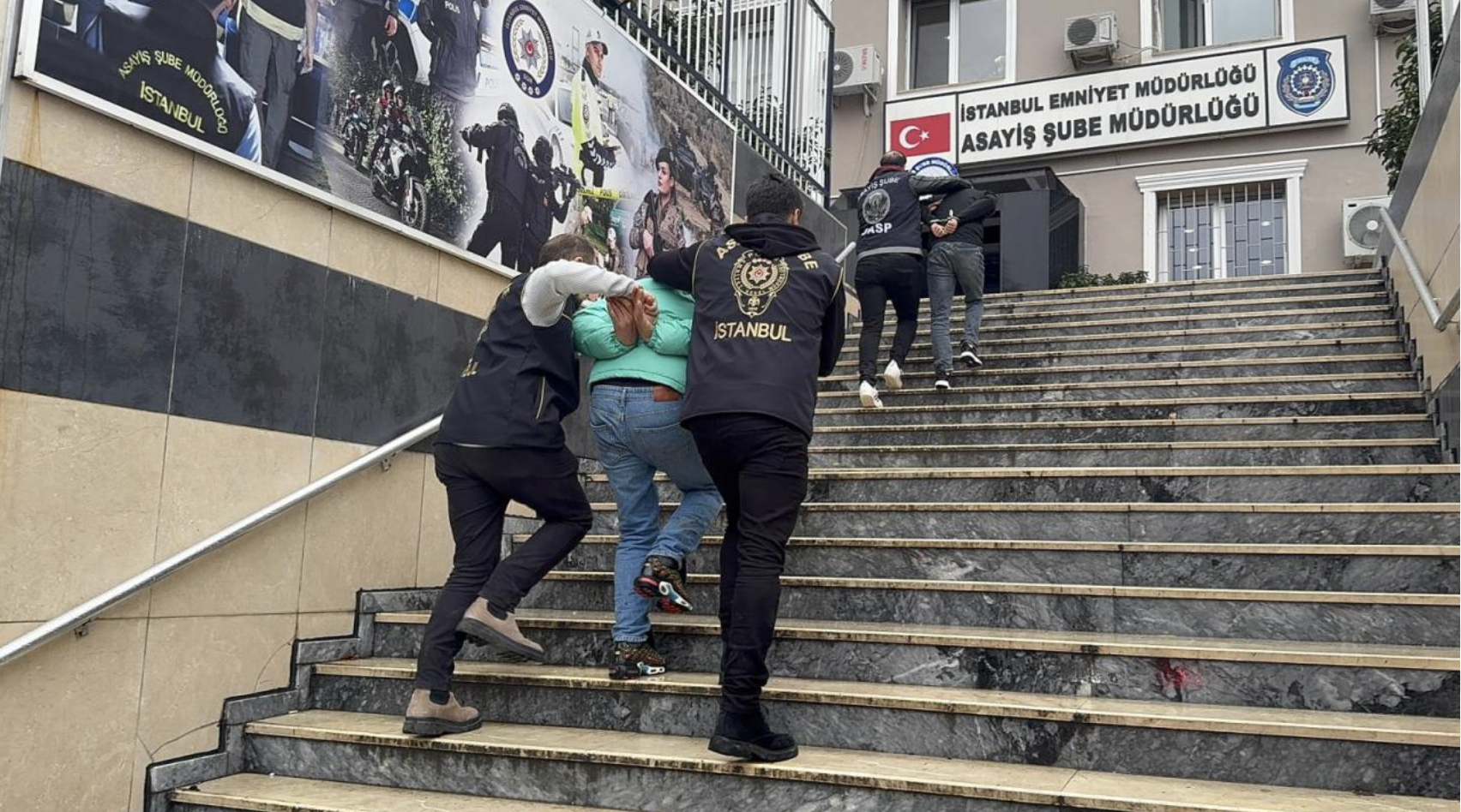 İstanbul merkezli iki ayrı operasyonda toplam 98 kişi gözaltına alındı