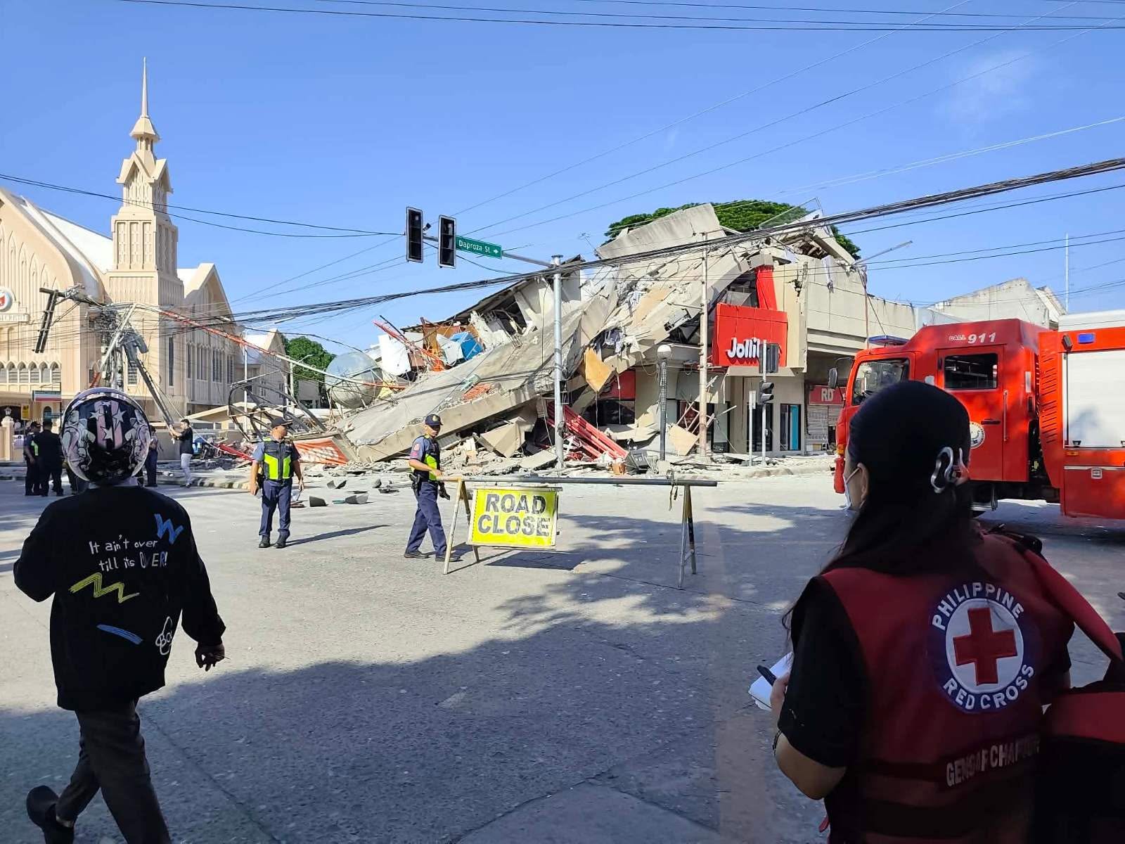 Filipinler'in güneyinde 7.8 büyüklüğünde deprem meydana geld
