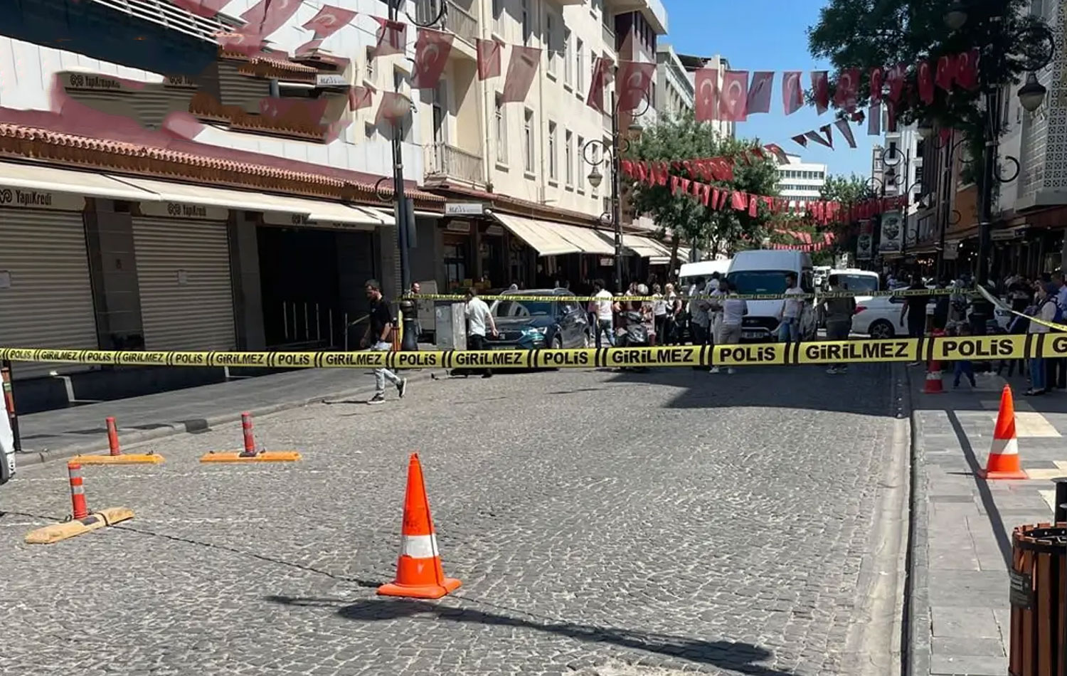 Diyarbakır’da Yapı Kredi Bankası’na silahlı saldırı düzenlen