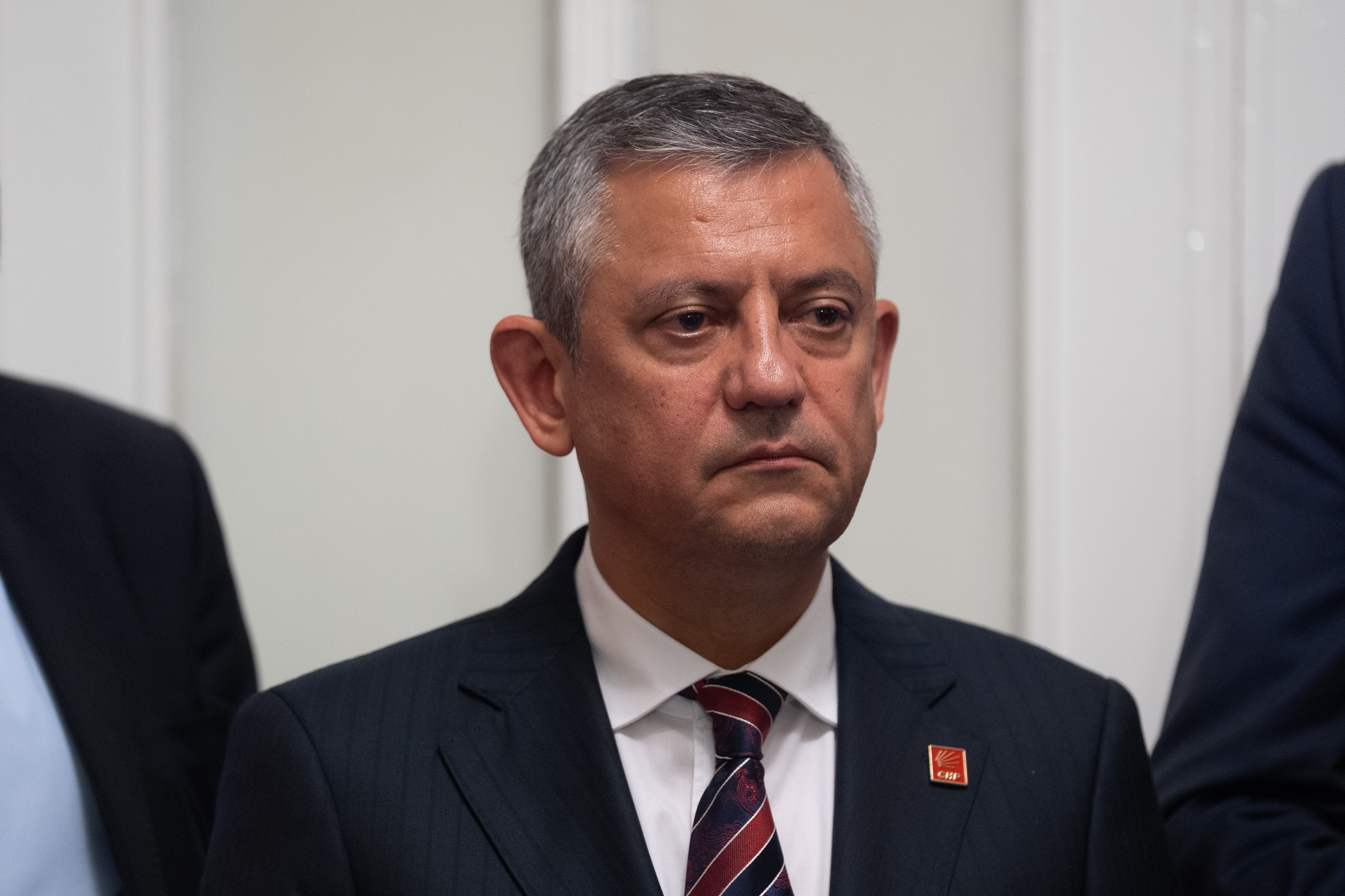CHP’de kılıçlar çekildi, Özgür Özel de grup toplantısı yapac