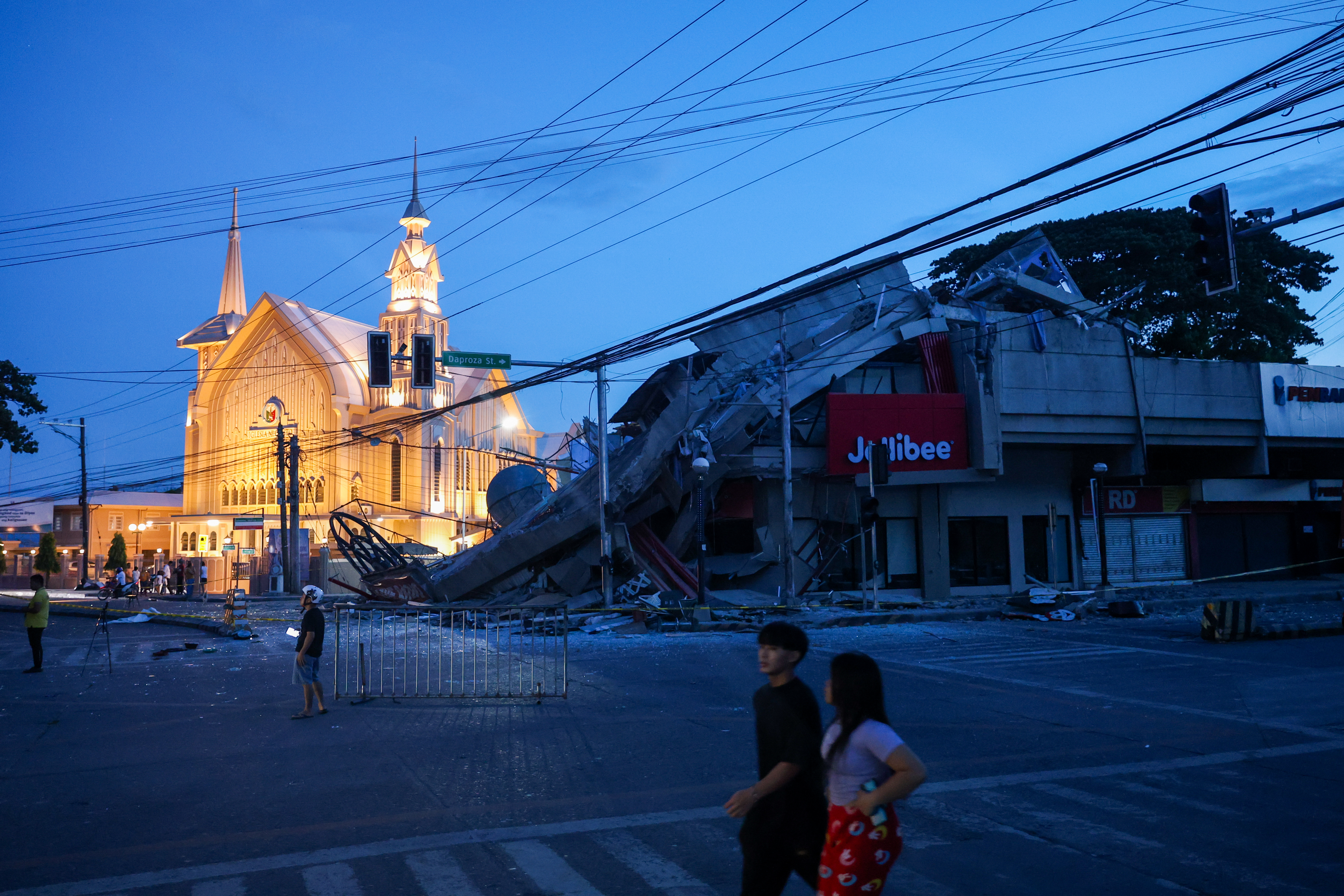Filipinler'de 7.8 büyüklüğünde deprem: 32 ölü, 200 yaralı