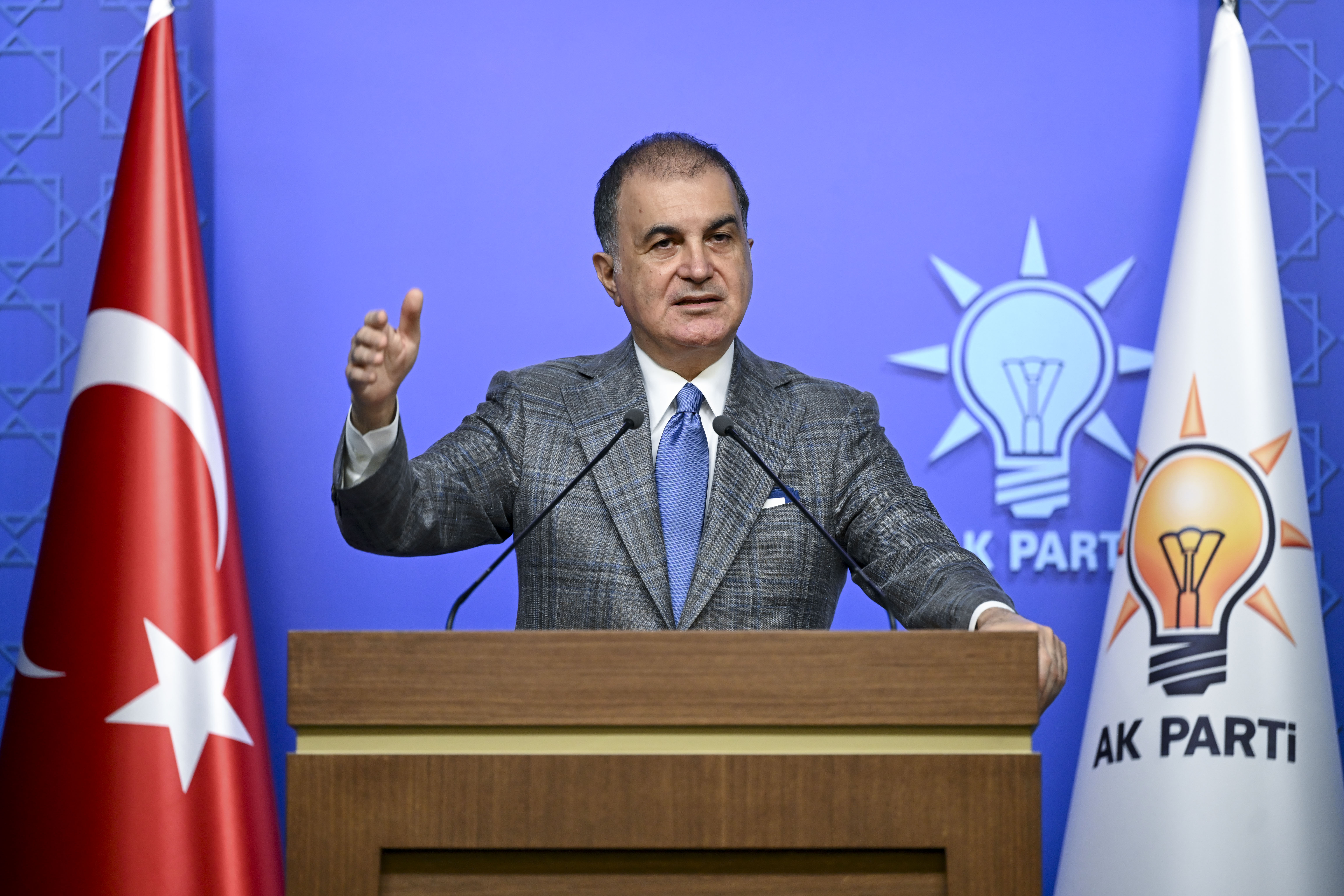AK Parti Sözcüsü Ömer Çelik, CHP'li Ali Mahir Başarır'ın uça