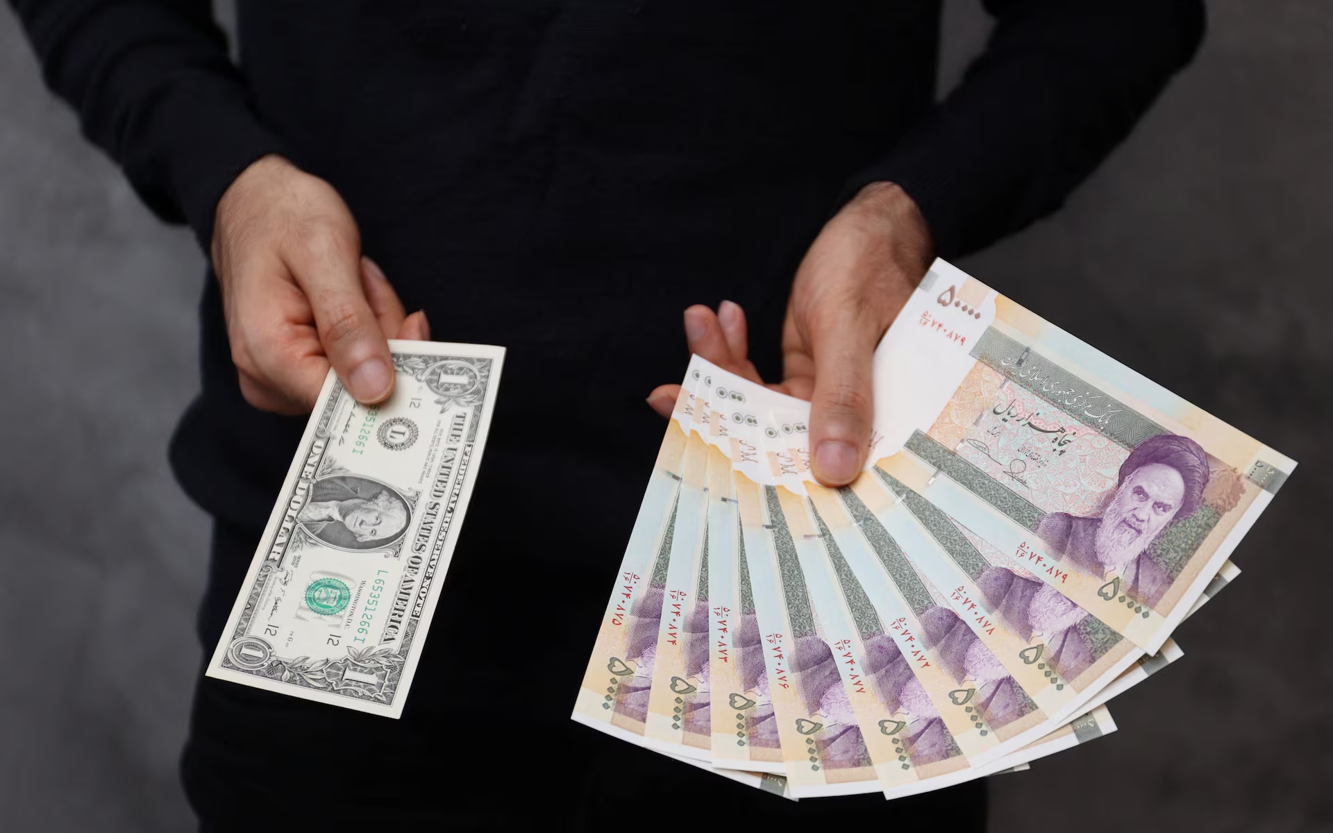 نرخی یەک دۆلار نزیکەی 160 هەزار تمەنە