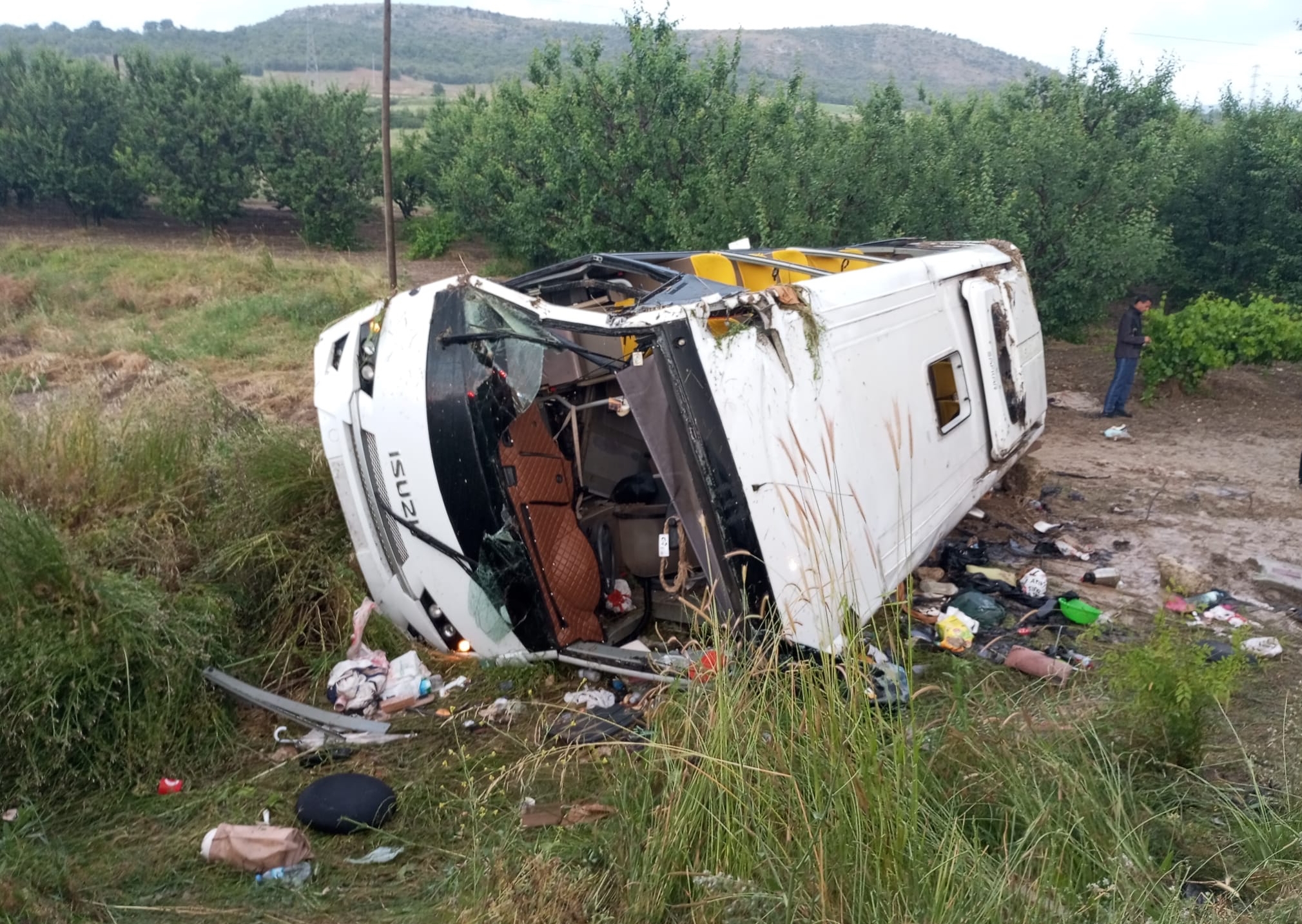 Tur minibüsü şarampole yuvarlandı: Ölü ve yaralılar var