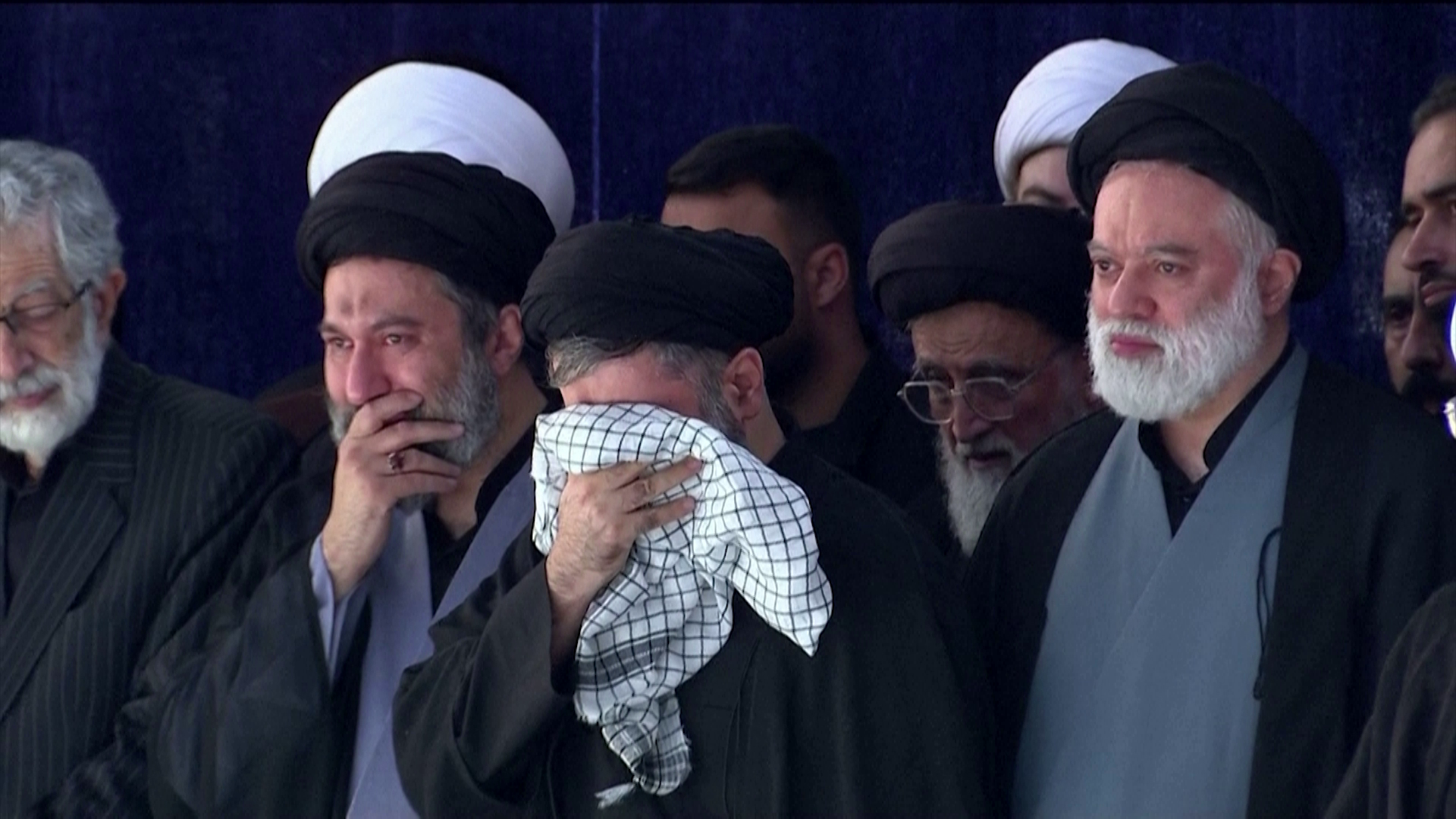 سێ کوڕی خامنەیی لە پرسەکەیدا دەرکەوتن و موجتەبای رێبەری نوێ هێشتا دەرنەکەوتووە