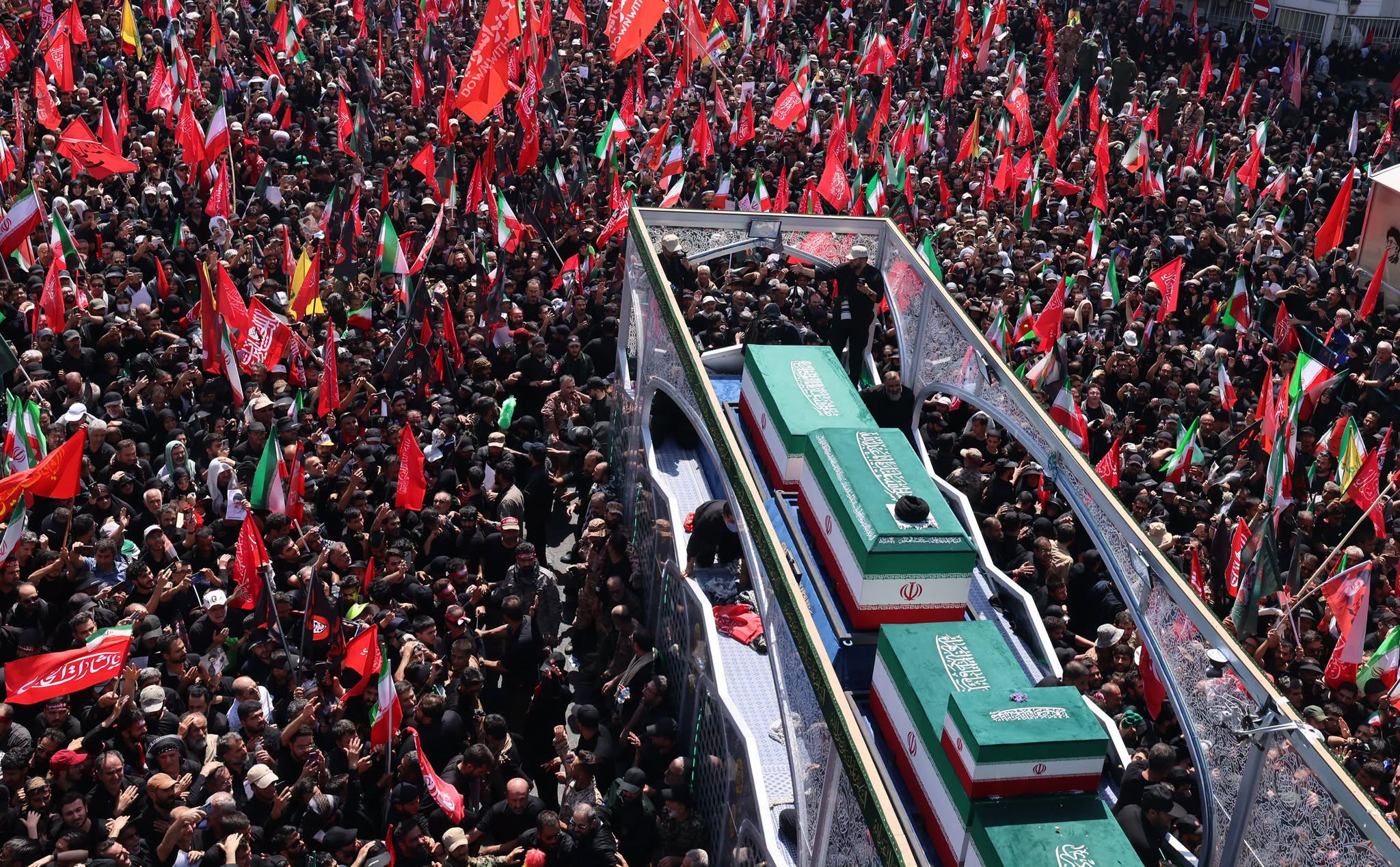 سبەی تەرمی عەلی خامنەیی دەهێندرێتە نەجەف؛ مەسعود پزیشکیانیش لەگەڵی دەبێ