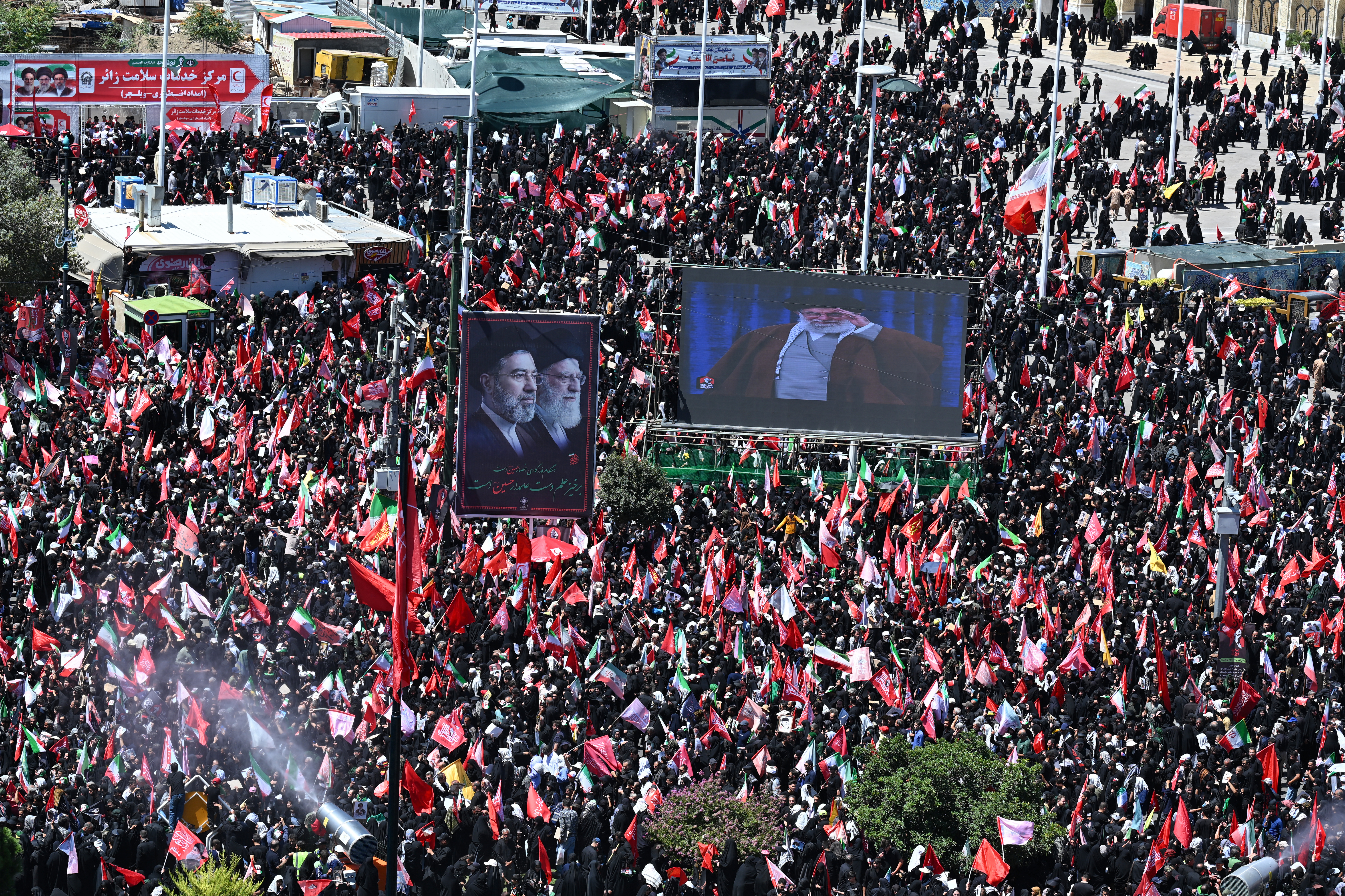 ئێران10-07-2026لە مەشهەد تەقە لە بەشداربووانی رێوڕەسمی بەخاکسپاردنی تەرمی خامنەیی کرا