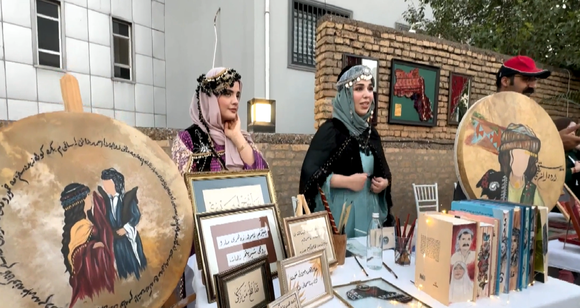 سوق فوق الأسطح.. 17 شاباً من أجزاء كوردستان الأربعة يعرضون أعمالهم اليدوية في أربيل