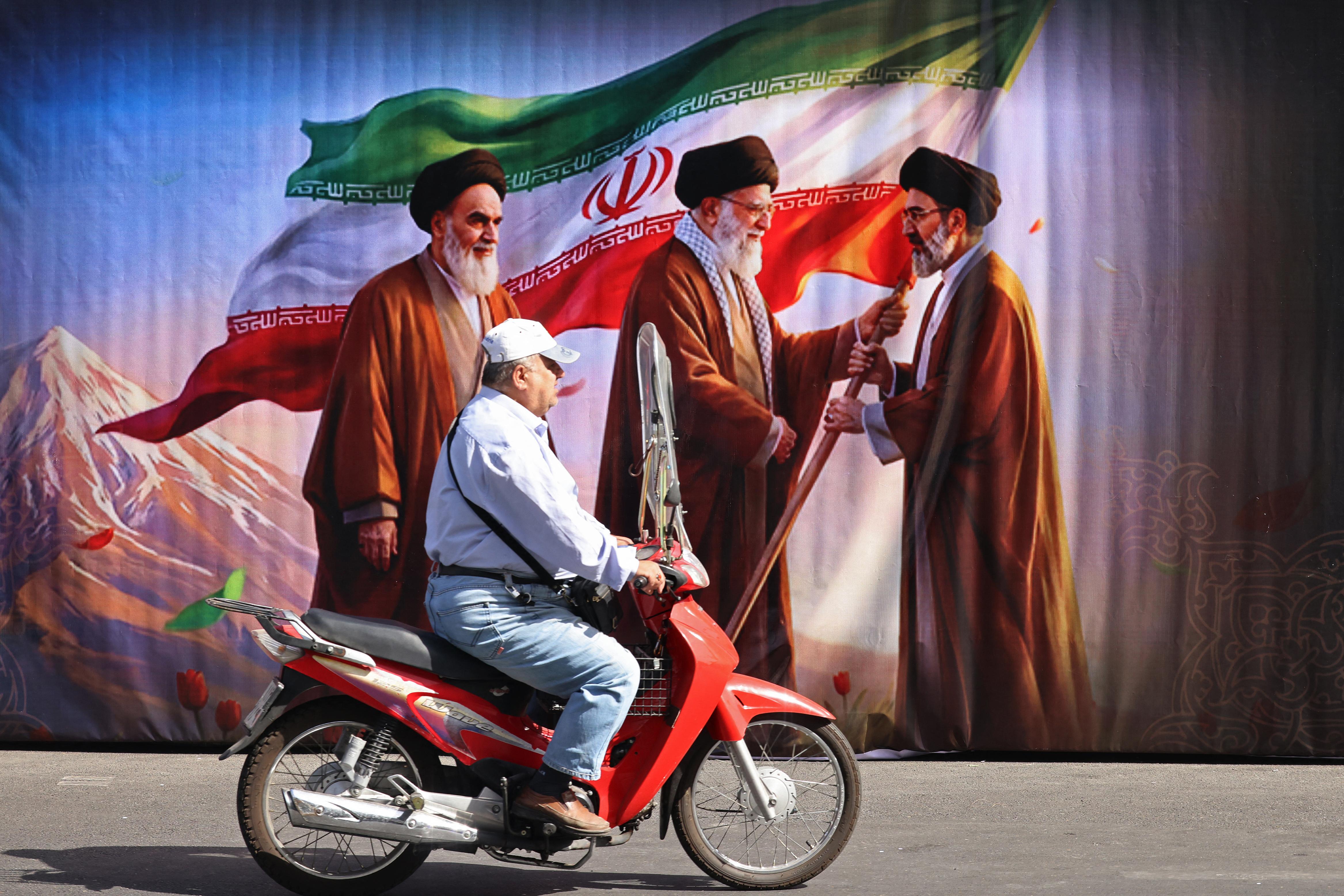 موجتەبا خامنەیی بەڵێنی تۆڵەکردنەوە دەدات؛ ترەمپ بە 1000 مووشەک هەڕەشەی وێرانکردنی ئێران دەکات
