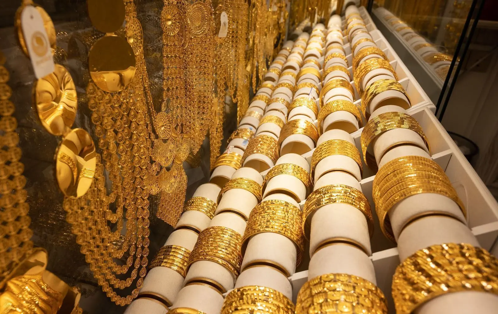 الذهب يتراجع إلى 4025 دولاراً للأونصة مع تصاعد التوتر في الشرق الأوسط
