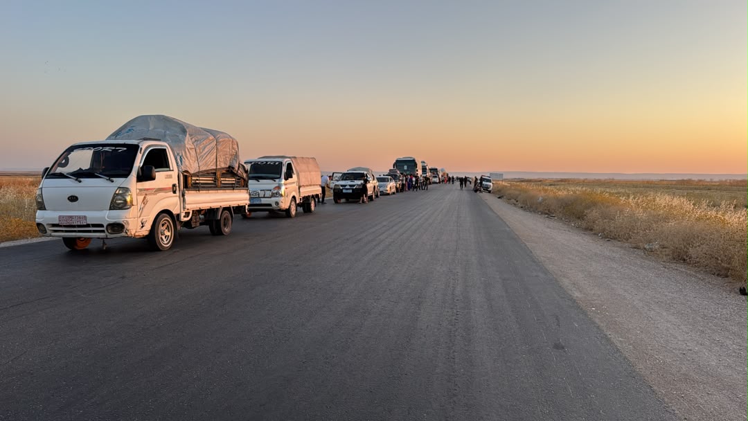 Efrinli göçmen aileleri taşıyan konvoy Haseke'den memleketlerine uğurlandı