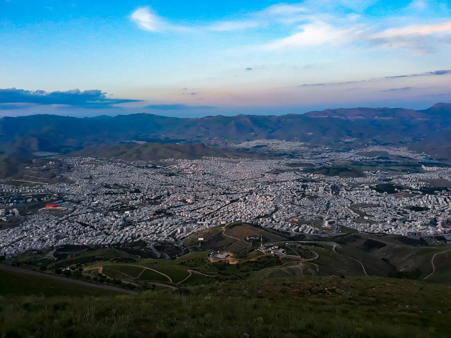 بەهۆی گەرماوە لە سنە و کرماشان پشووە