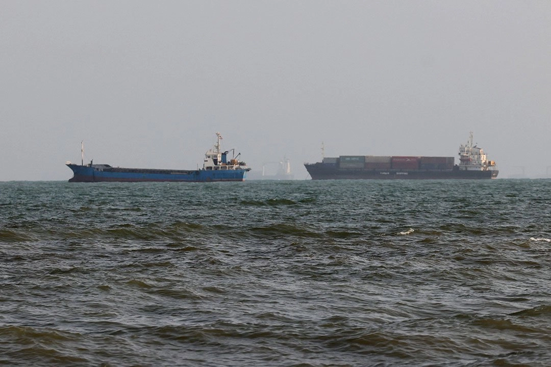 Oil tanker struck by unknown projectile off Oman amid Hormuz tensions