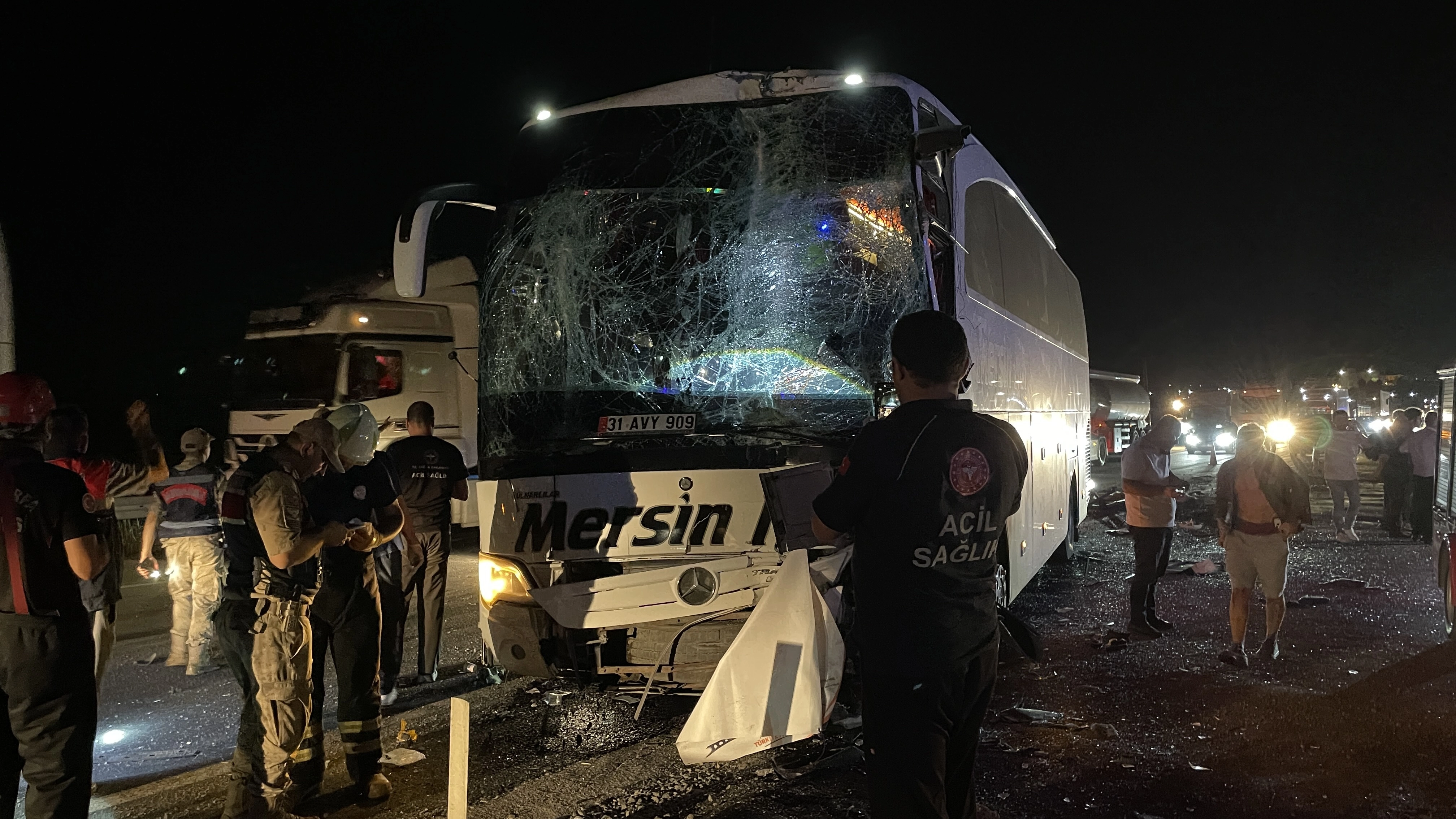 Li Rihayê du otobusan li bin guhê hev xist, 13 kes birîndar bûn