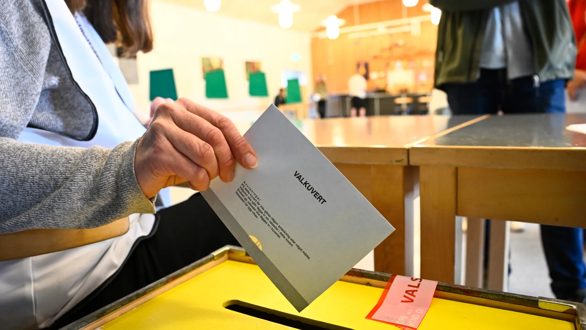 دوای جیاکردنەوەی 94%ـی دەنگەکان، بەرەی چەپ بە 176 کورسی لە پێشەنگی هەڵبژاردنی سوێدە