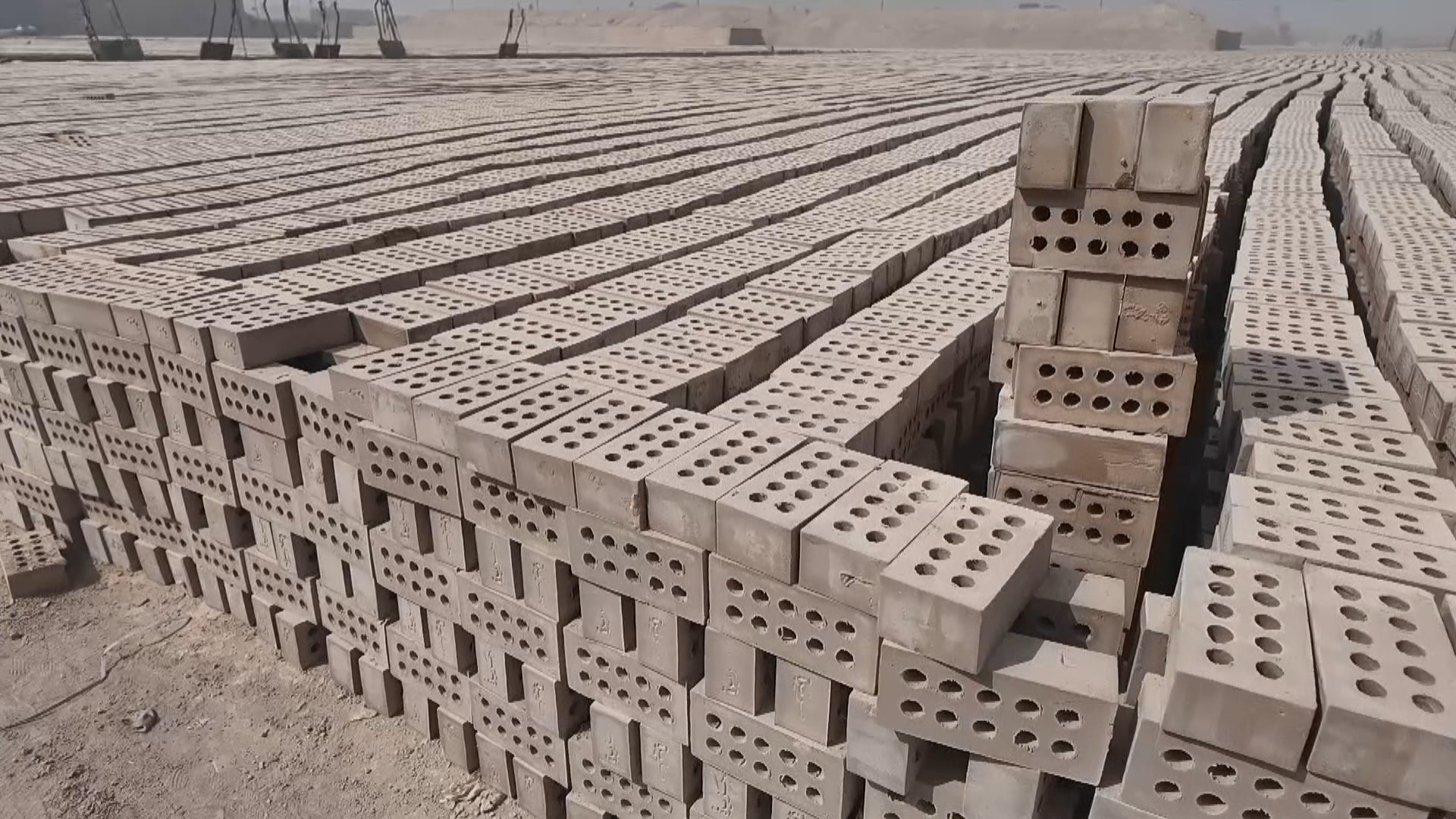 بەغدا.. بەرزبوونەوەی نرخی نەوتی رەش بووە هۆی داخستنی 700 کارگەی خشت