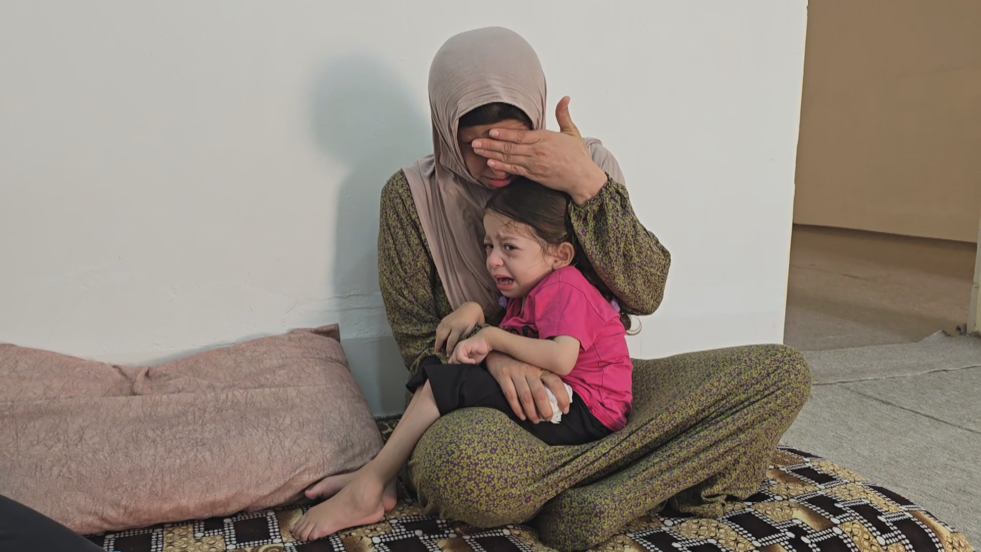 نەخۆشییەکی دەگمەن کچێکی سێ ساڵانی لە رۆیشتن خستووە و چارەسەرەکەی 750 هەزار دۆلارە