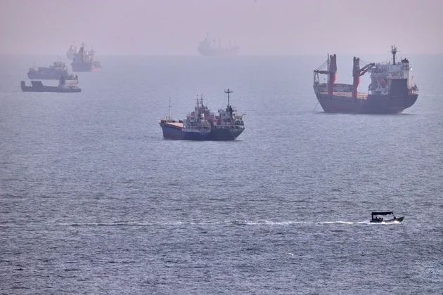 Maritime monitor reports strikes on tanker in Hormuz amid shifts in crude oil exports to pre-war levels