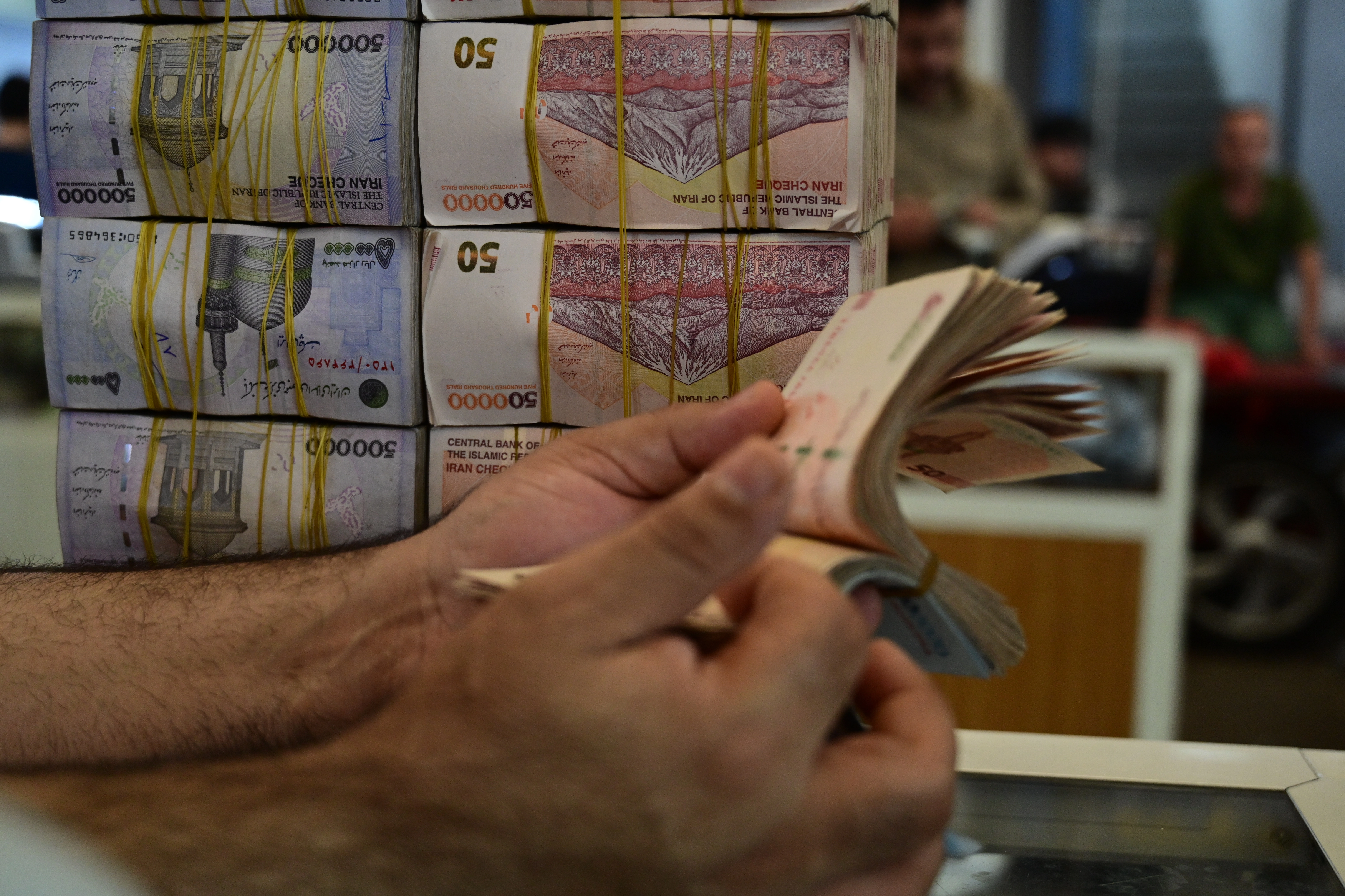 بەرزبوونەوەیەکی پێوانەییە؛ دۆلار ئاستی 270 هەزار تمەنی تۆمارکرد