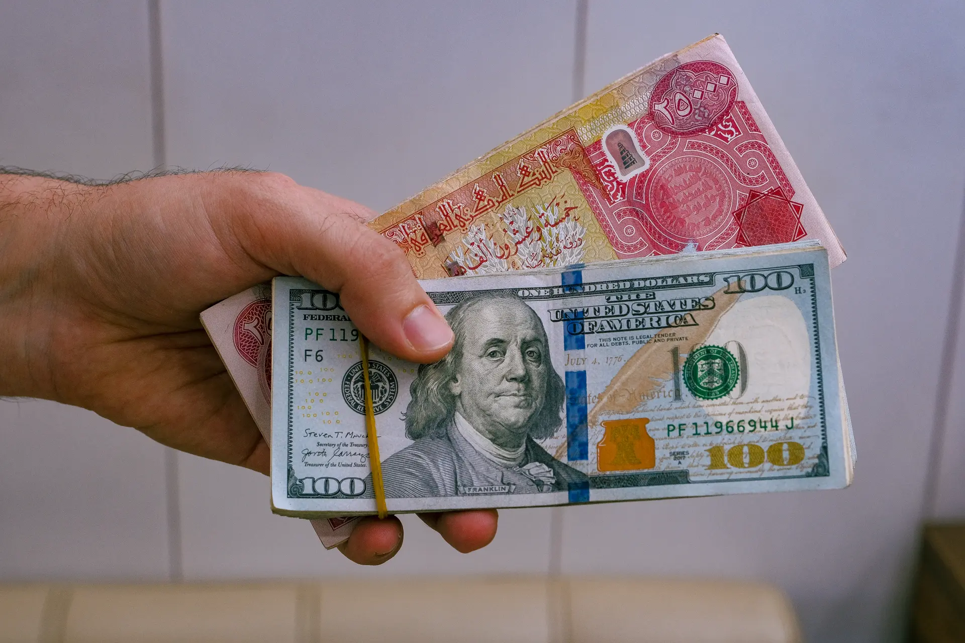 Iraq cabinet approves dinar devaluation to 1,520 per dollar