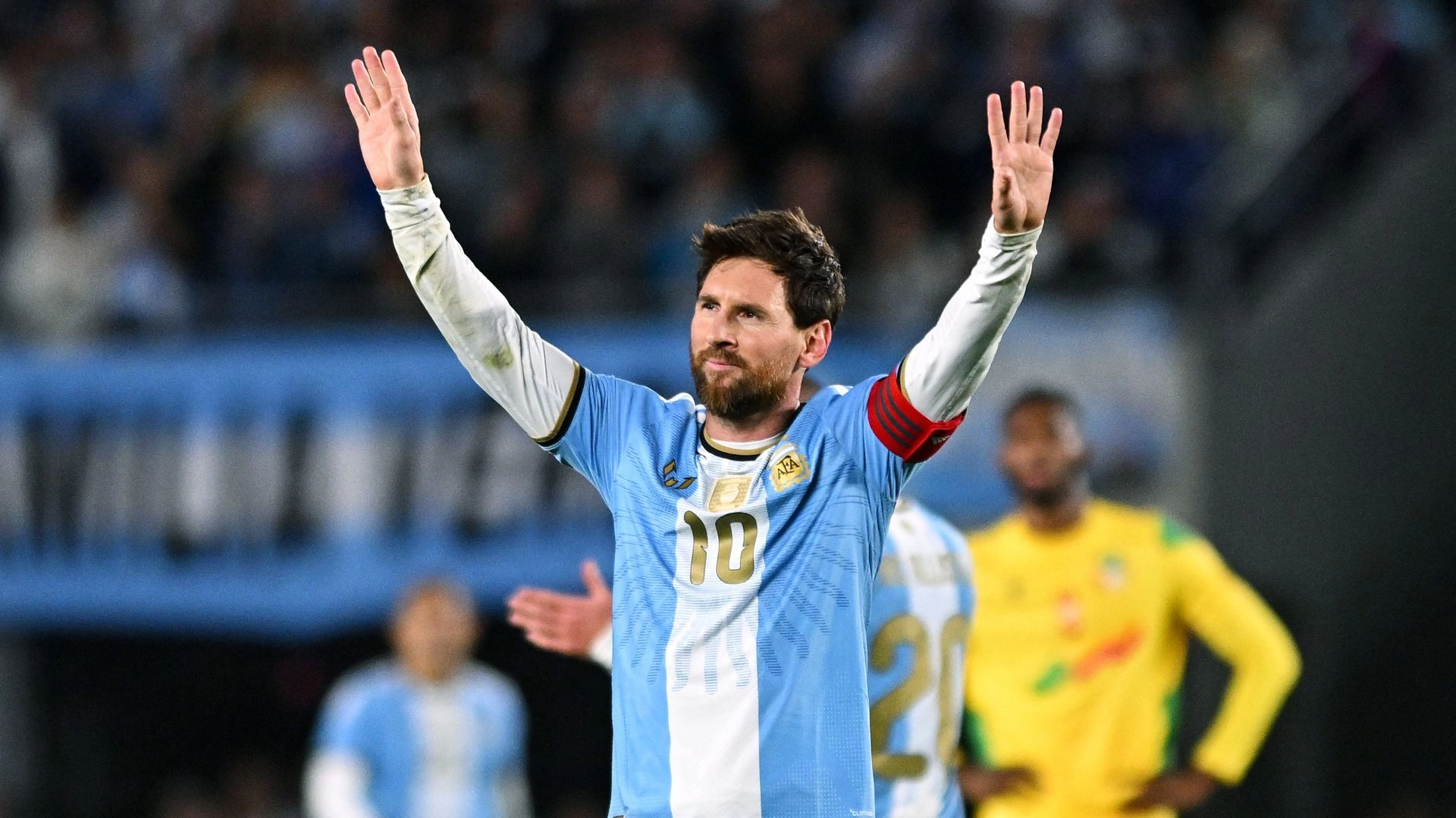 Şahê futbolê taca xwe danî: Messi di lîstika xwe ya dawî de stadyum hejand