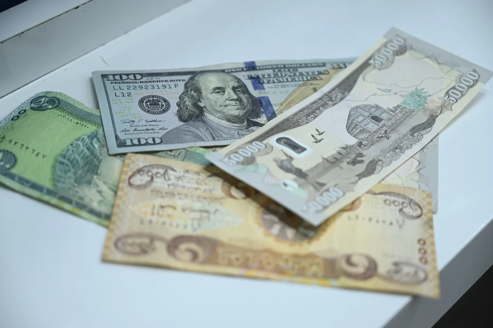 تغيير سعر صرف الدولار يغطي ربع العجز المالي للحكومة العراقية