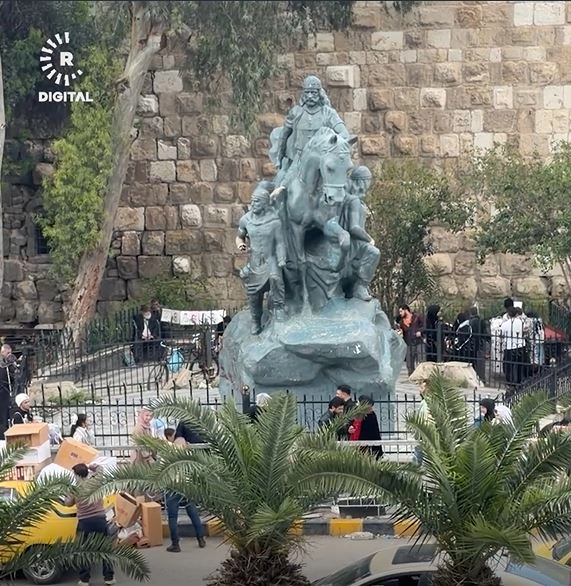 بعد 30 عاماً.. تمثال صلاح الدين الأيوبي يُنقل من قلعة دمشق