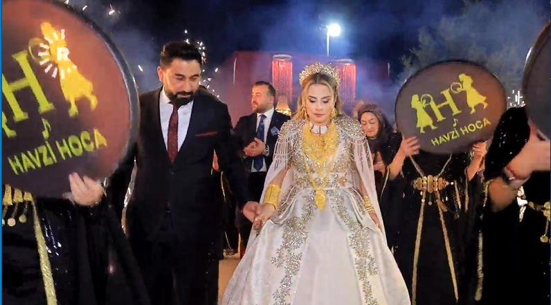 عرس في جزيرة بوتان يحضره أكثر من 7 آلاف شخص ويُجمَع للعريس ما يقارب 800 ألف دولار