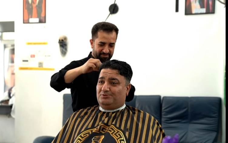 KÜRT BERBERDEN BAŞARI HİKAYESİ - Almanya başbakanları onun salonlarında saçlarını kestiriyor